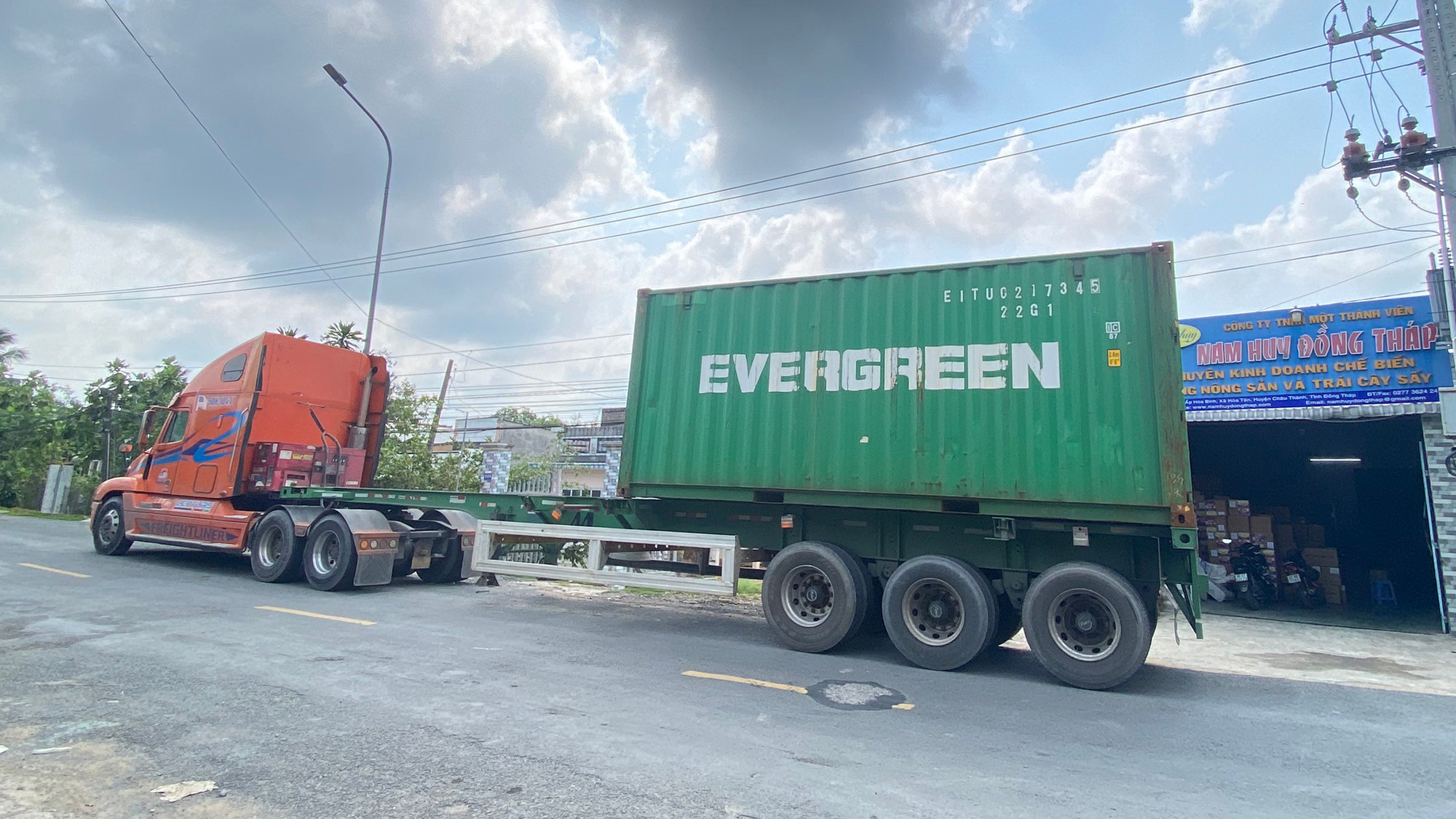 Phương tiện vận chuyển sản phẩm trái cây sấy của Công ty Trách nhiệm hữu hạn một thành viên Nam Huy Đồng Tháp.