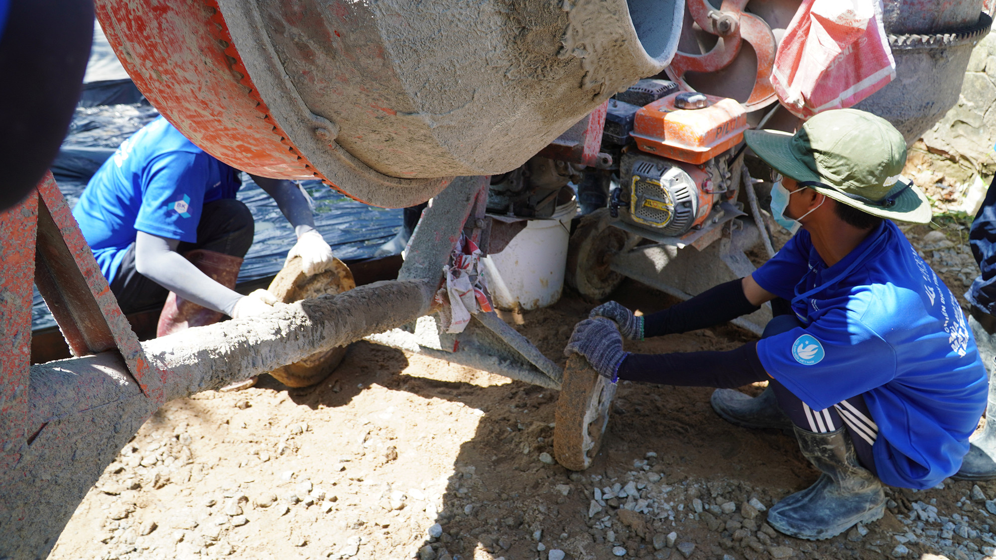 Các chiến sĩ di chuyển cối trộn bê-tông để làm đường.