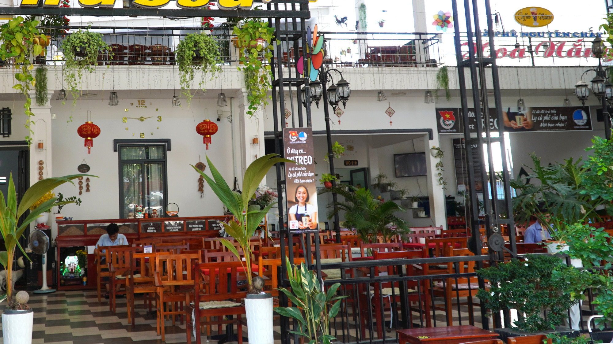 Không gian tại quán cà-phê Hoa Nắng.