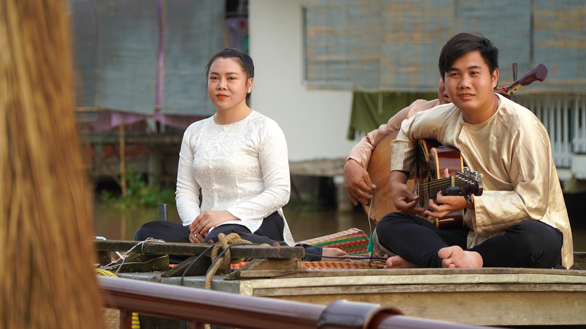 Cảnh ca hát dưới rạch Ngã Cạy. (Ảnh: HỮU NGHĨA)