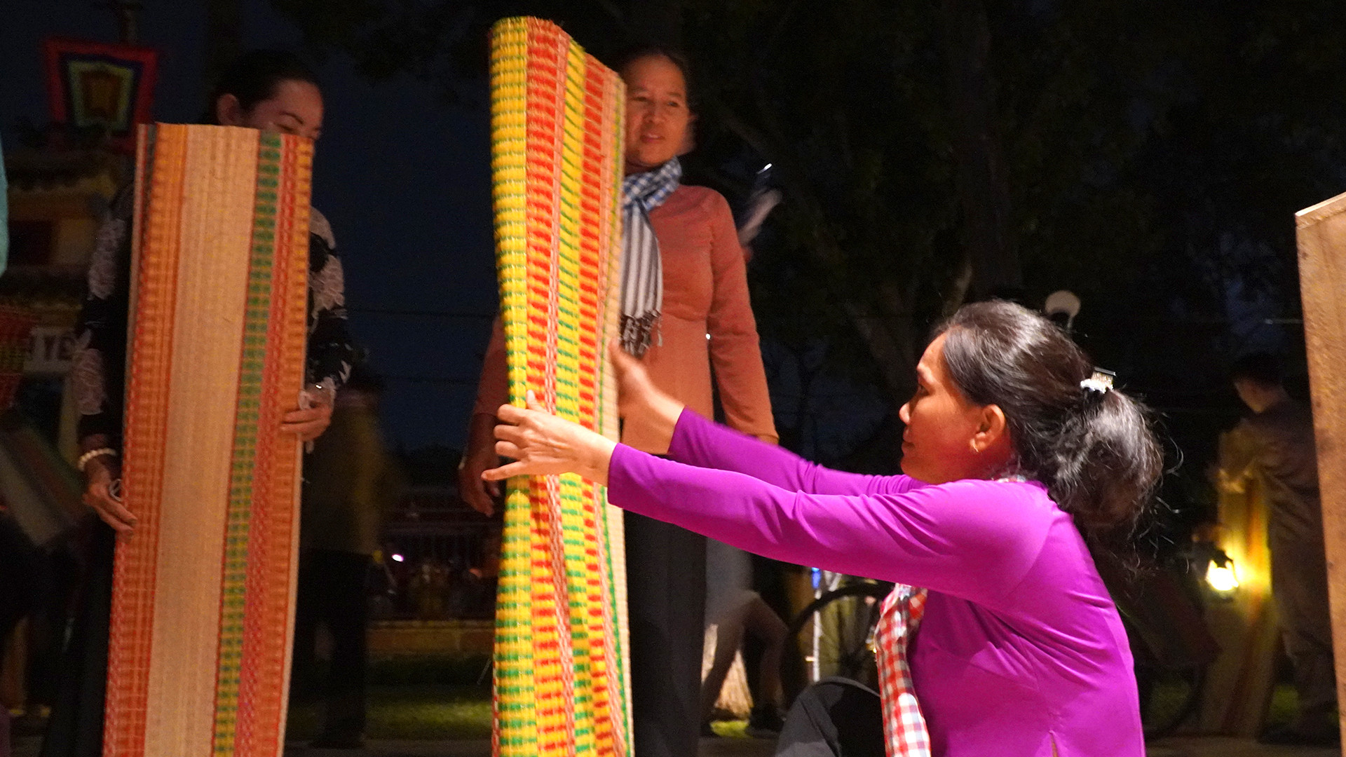 Thực cảnh tái hiện “Chợ ma” Định Yên. (Ảnh: HỮU NGHĨA)