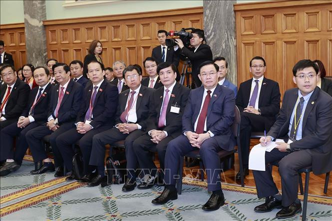 Chủ tịch Quốc hội Vương Đình Huệ và đại biểu dự lễ đón. (Ảnh: Doãn Tấn/TTXVN)