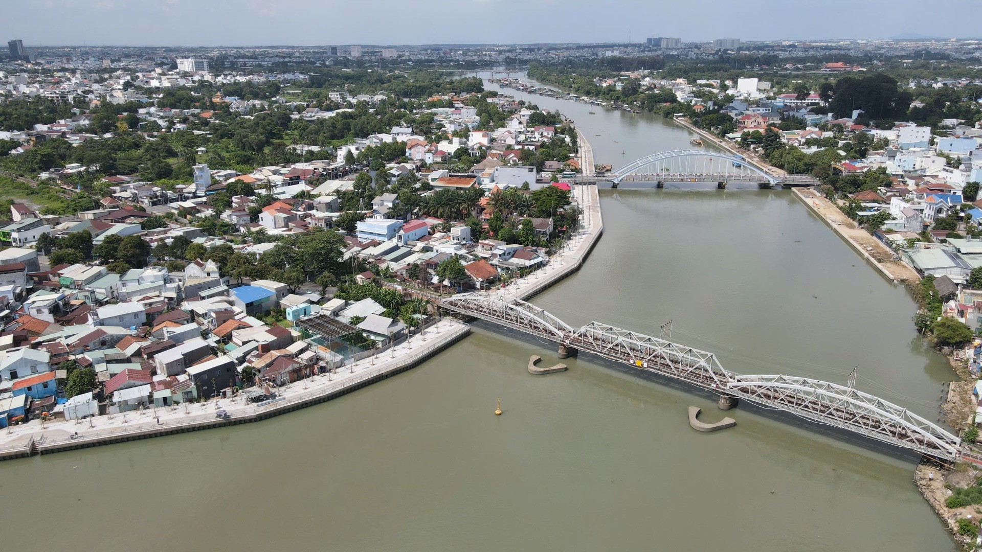Công trình bờ kè chống sạt lở sông Đồng Nai, đoạn qua thành phố Biên Hòa, đi qua cầu Rạch Cát (cầu đường sắt hơn 100 năm tuổi) và cầu Hiệp Hòa.