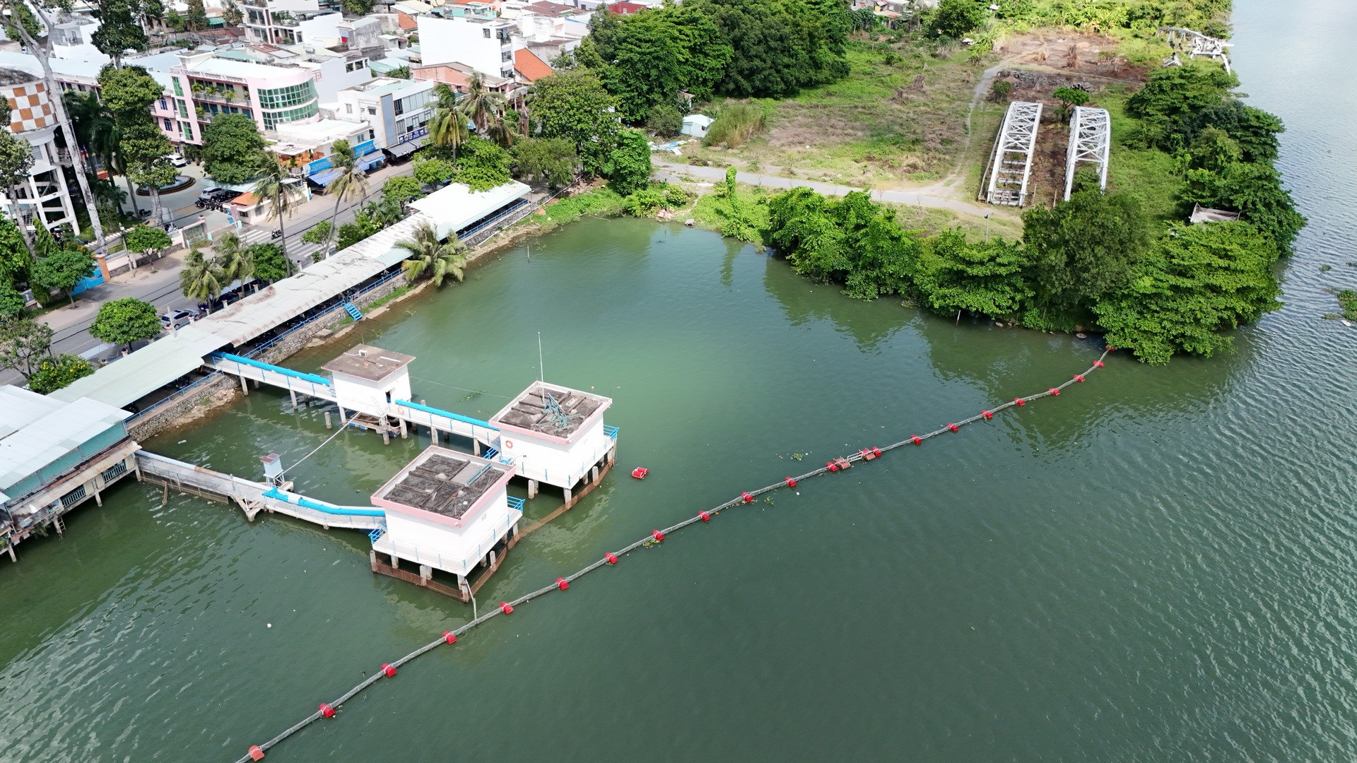 Khu vực lấn sông ngay sát điểm lấy nước của Nhà máy nước, Công ty cổ phần cấp nước Đồng Nai, cung cấp nước sinh hoạt cho hàng trăm nghìn người dân thành phố Biên Hòa.