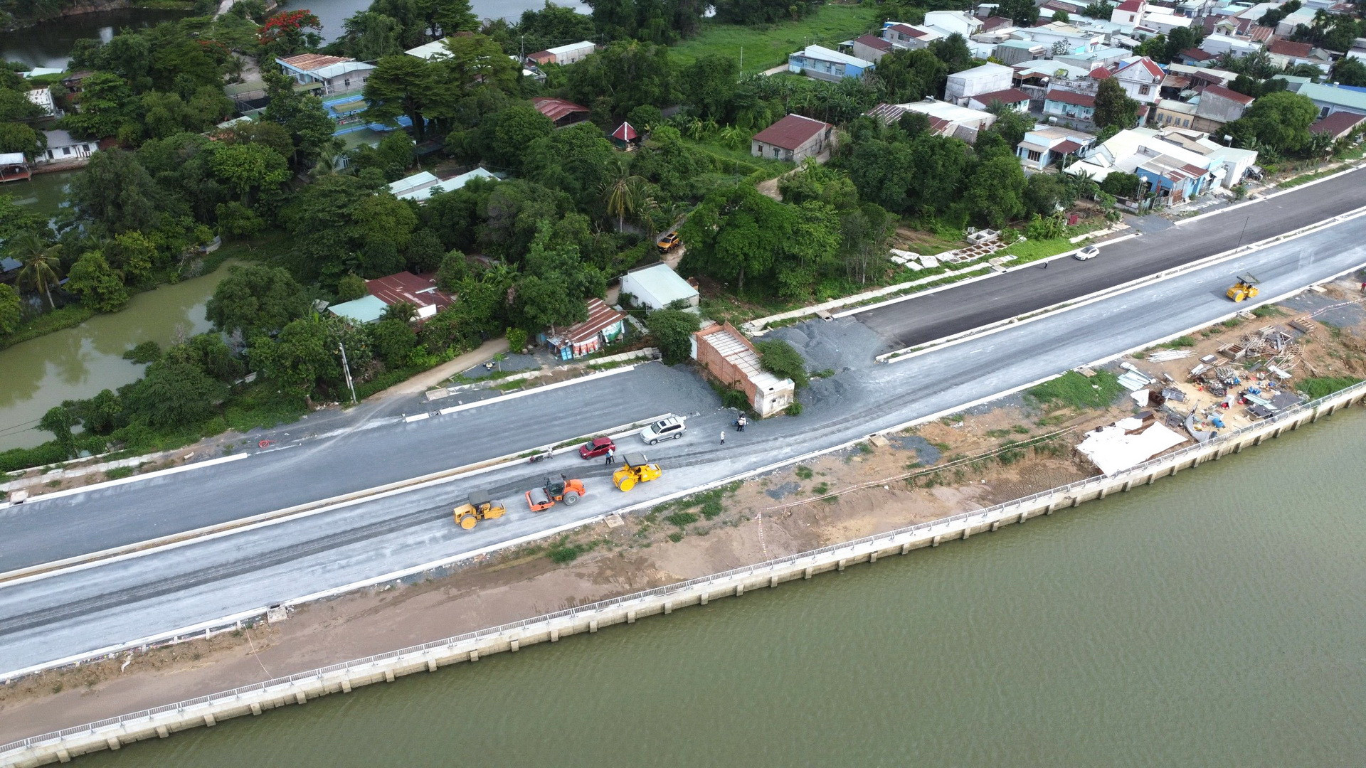 Trên toàn tuyến còn nhiều ngôi nhà người dân chưa đồng ý di dời chắn ngang, khiến việc thi công không thể liền mạch. Trên toàn tuyến còn nhiều ngôi nhà người dân chưa đồng ý di dời chắn ngang, khiến việc thi công không thể liền mạch.