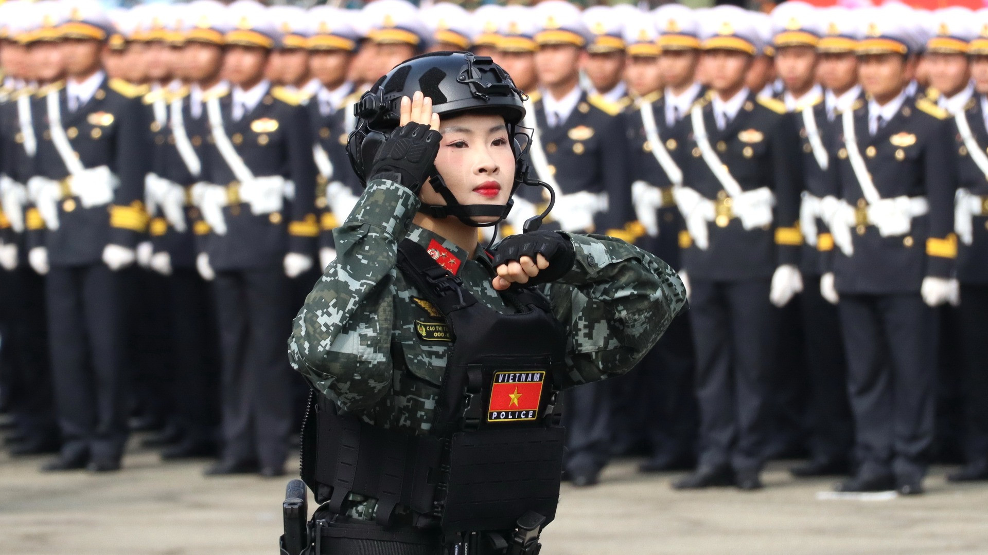 Nữ sĩ quan Khối trưởng cảnh sát đặc nhiệm.