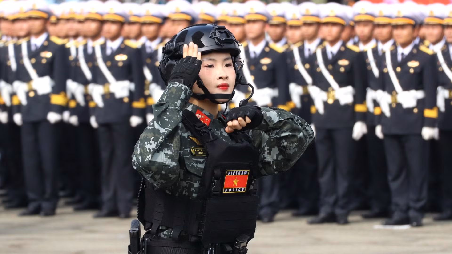 Nữ sĩ quan Khối trưởng cảnh sát đặc nhiệm.