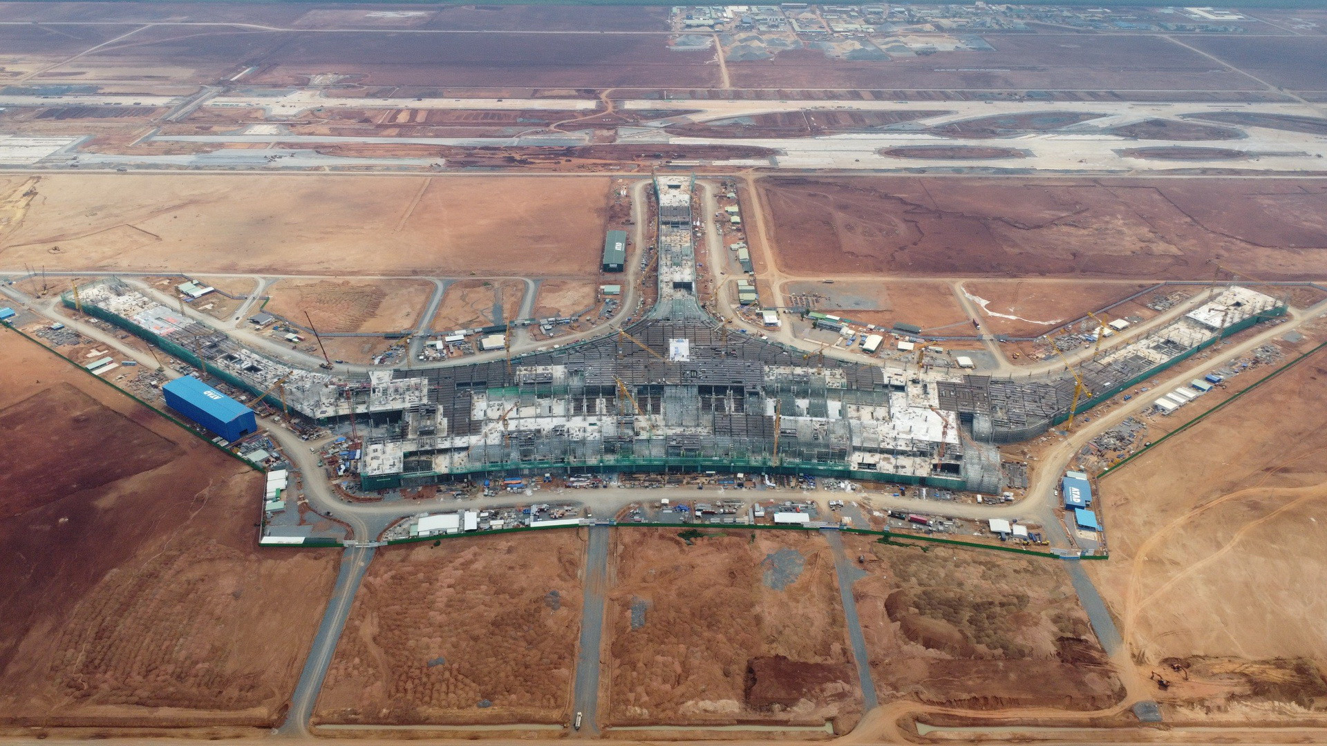 Dự án đầu tư xây dựng sân bay quốc tế Long Thành được xây dựng tại huyện Long Thành, tỉnh Đồng Nai, có tổng mức đầu tư khái toán là hơn 16 tỷ USD, chia thành 3 giai đoạn. Trong đó, giai đoạn 1 là hơn 5,4 tỷ USD. Đây là dự án quan trọng đặc biệt cấp quốc gia, có ý nghĩa rất lớn đối với sự phát triển kinh tế-xã hội của nước ta.