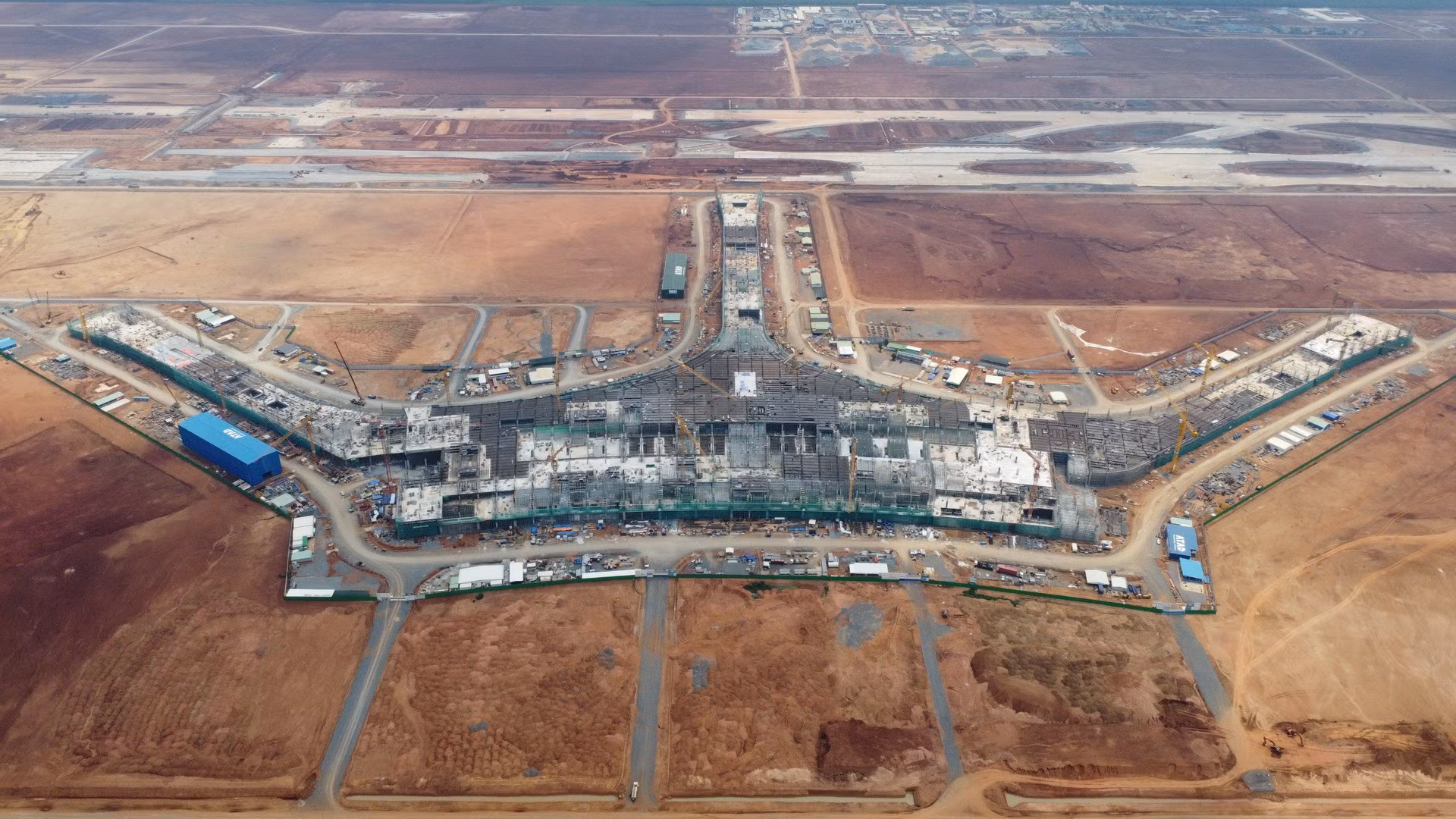 Dự án đầu tư xây dựng sân bay quốc tế Long Thành được xây dựng tại huyện Long Thành, tỉnh Đồng Nai, có tổng mức đầu tư khái toán là hơn 16 tỷ USD, chia thành 3 giai đoạn. Trong đó, giai đoạn 1 là hơn 5,4 tỷ USD. Đây là dự án quan trọng đặc biệt cấp quốc gia, có ý nghĩa rất lớn đối với sự phát triển kinh tế-xã hội của nước ta.