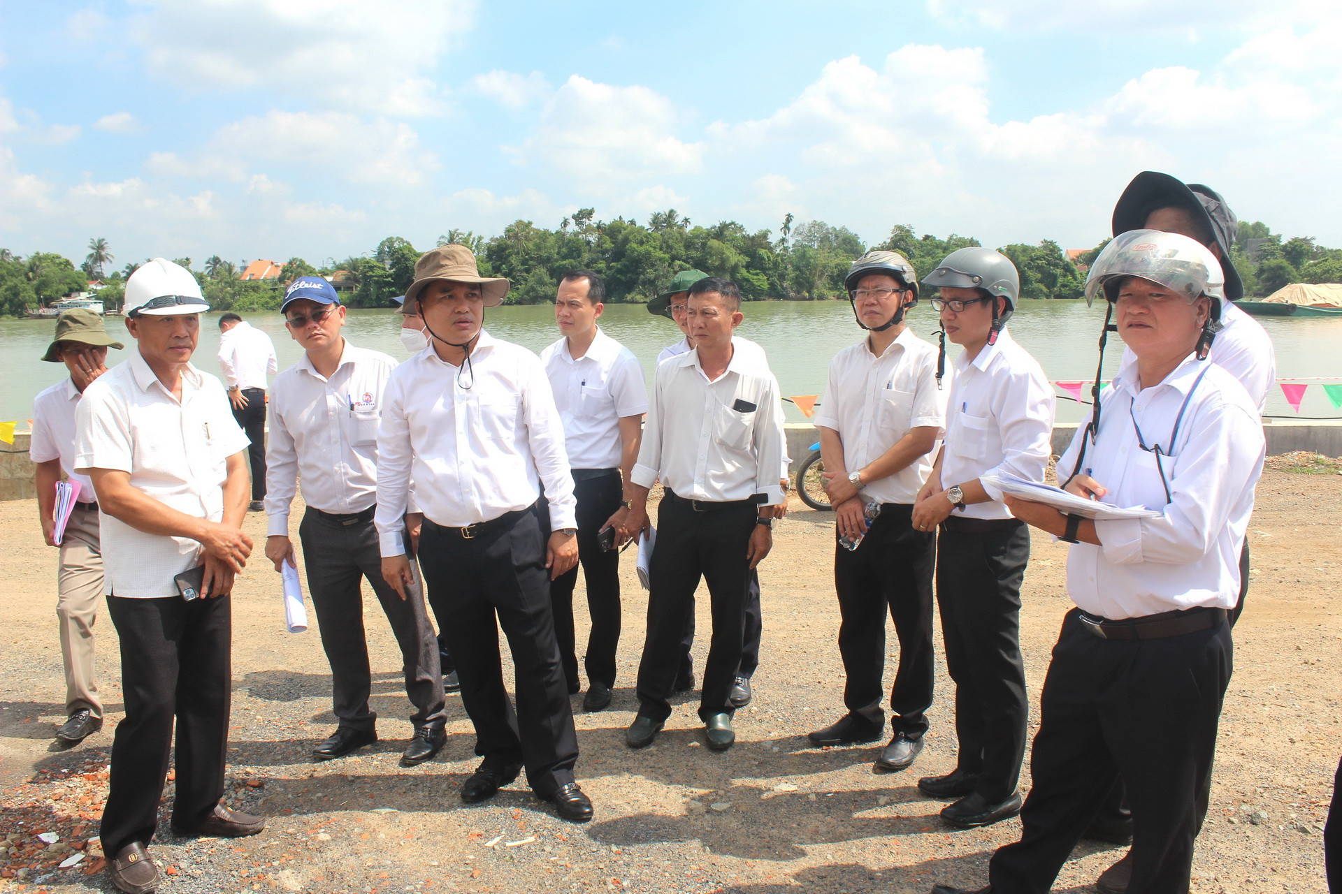 Bí thư Thành ủy Biên Hòa Hồ Văn Nam cho rằng, việc chậm giải phóng mặt bằng thuộc trách nhiệm chính của Trung tâm Phát triển Quỹ đất thành phố Biên Hòa và chính quyền phường Bửu Long. Do vậy, cấp ủy, chính quyền địa phương tập trung công tác tuyên truyền, vận động người dân đồng thuận với mức giá đền bù, hỗ trợ và sớm bàn giao mặt bằng. Cùng với đó, rà soát các thủ tục pháp lý, lên phương án cưỡng chế đối với các hộ dân cố tình chây ì, không bàn giao mặt bằng để thực hiện dự án. Bí thư Thành ủy Biên Hòa Hồ Văn Nam cho rằng, việc chậm giải phóng mặt bằng thuộc trách nhiệm chính của Trung tâm Phát triển Quỹ đất thành phố Biên Hòa và chính quyền phường Bửu Long. Do vậy, cấp ủy, chính quyền địa phương tập trung công tác tuyên truyền, vận động người dân đồng thuận với mức giá đền bù, hỗ trợ và sớm bàn giao mặt bằng. Cùng với đó, rà soát các thủ tục pháp lý, lên phương án cưỡng chế đối với các hộ dân cố tình chây ì, không bàn giao mặt bằng để thực hiện dự án.