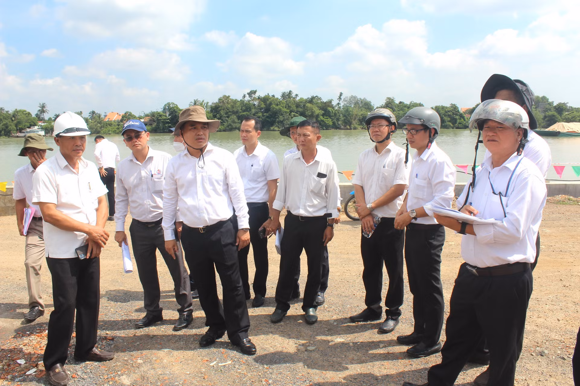 Bí thư Thành ủy Biên Hòa Hồ Văn Nam cho rằng, việc chậm giải phóng mặt bằng thuộc trách nhiệm chính của Trung tâm Phát triển Quỹ đất thành phố Biên Hòa và chính quyền phường Bửu Long. Do vậy, cấp ủy, chính quyền địa phương tập trung công tác tuyên truyền, vận động người dân đồng thuận với mức giá đền bù, hỗ trợ và sớm bàn giao mặt bằng. Cùng với đó, rà soát các thủ tục pháp lý, lên phương án cưỡng chế đối với các hộ dân cố tình chây ì, không bàn giao mặt bằng để thực hiện dự án.