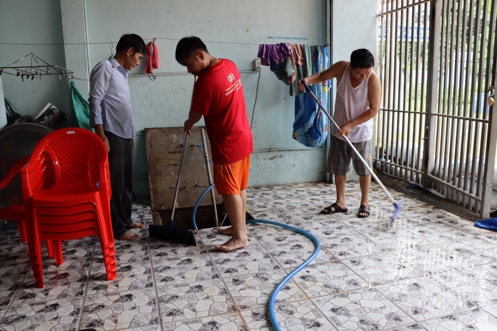 Người dân dọn dẹp, lau nhà cửa sau khi nước lũ rút.