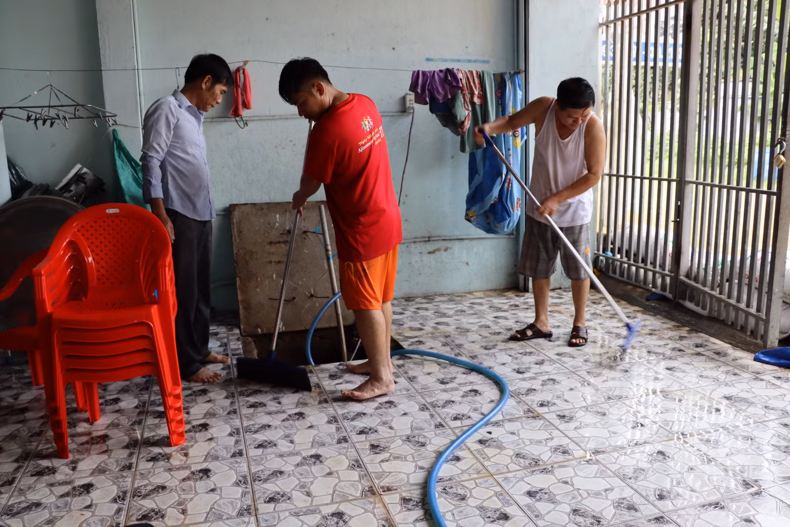 Người dân dọn dẹp, lau nhà cửa sau khi nước lũ rút.