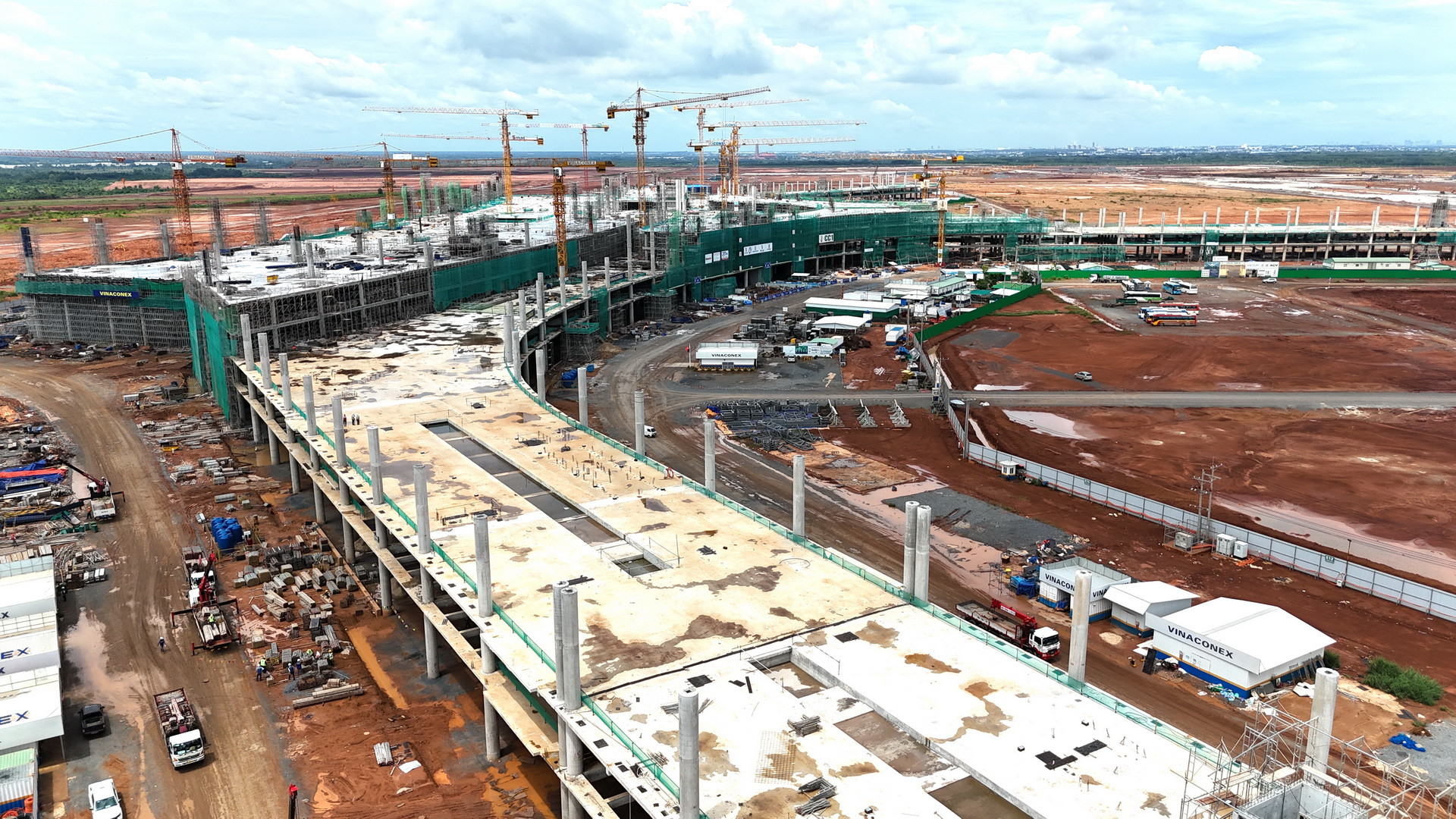 Dự kiến sau khi hoàn thành tất cả các giai đoạn, sân bay Long Thành sẽ đạt công suất lên đến 100 triệu hành khách/năm và trở thành sân bay lớn nhất nước ta trong tương lai, hướng tới trở thành một trong những trung tâm trung chuyển hàng không quốc tế của khu vực.