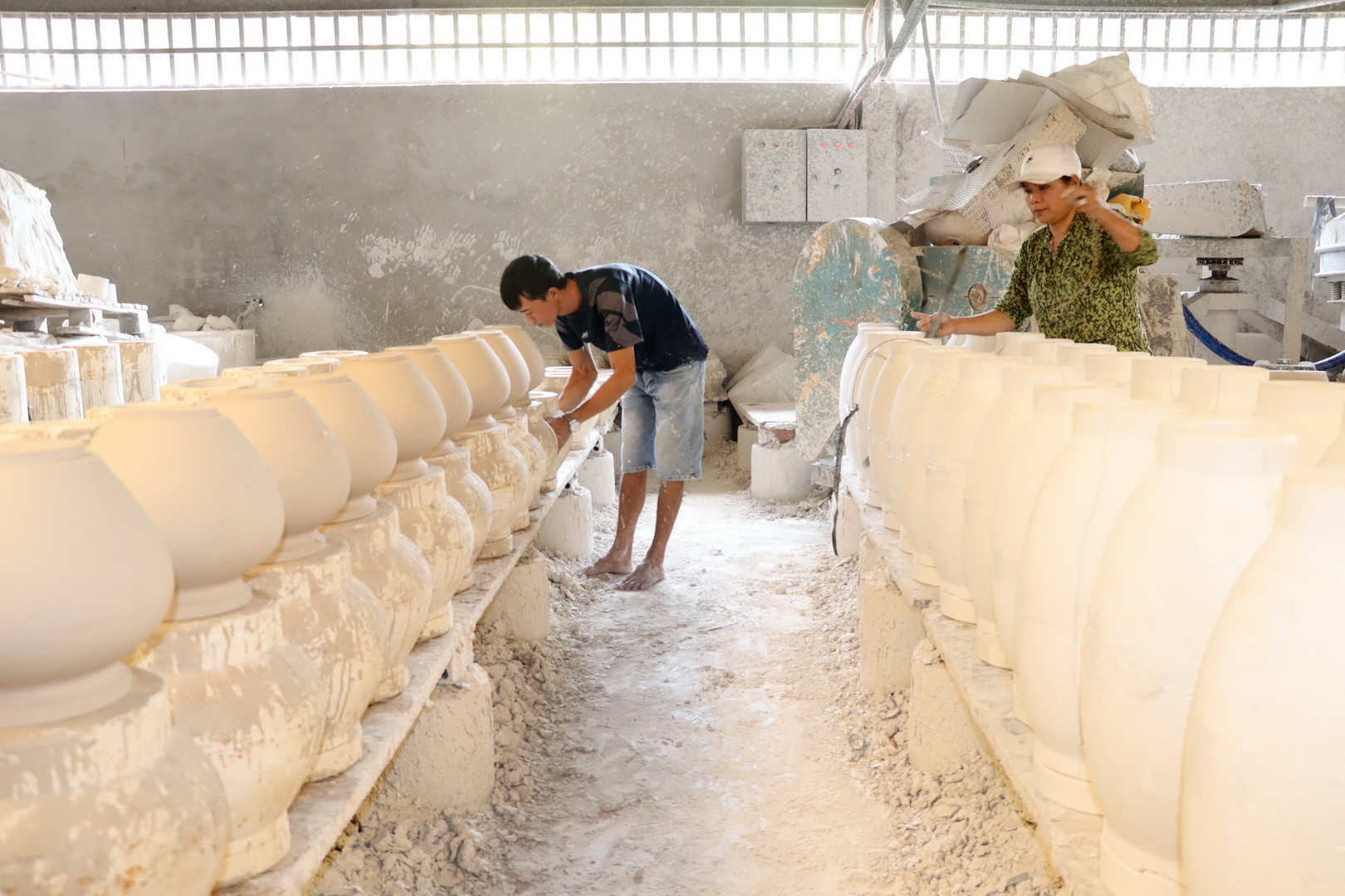 Số lao động làm gốm tại các cơ sở ở Biên Hòa ngày càng ít do thu nhập không cao, trong khi đòi hỏi kỹ năng nghề cao. Số lao động làm gốm tại các cơ sở ở Biên Hòa ngày càng ít do thu nhập không cao, trong khi đòi hỏi kỹ năng nghề cao.
