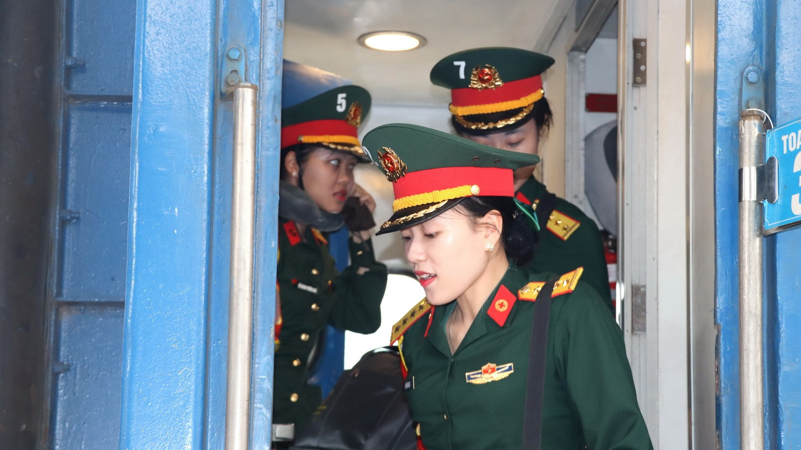 Những chiến sĩ đầu tiên xuống tàu tại ga Biên Hòa.