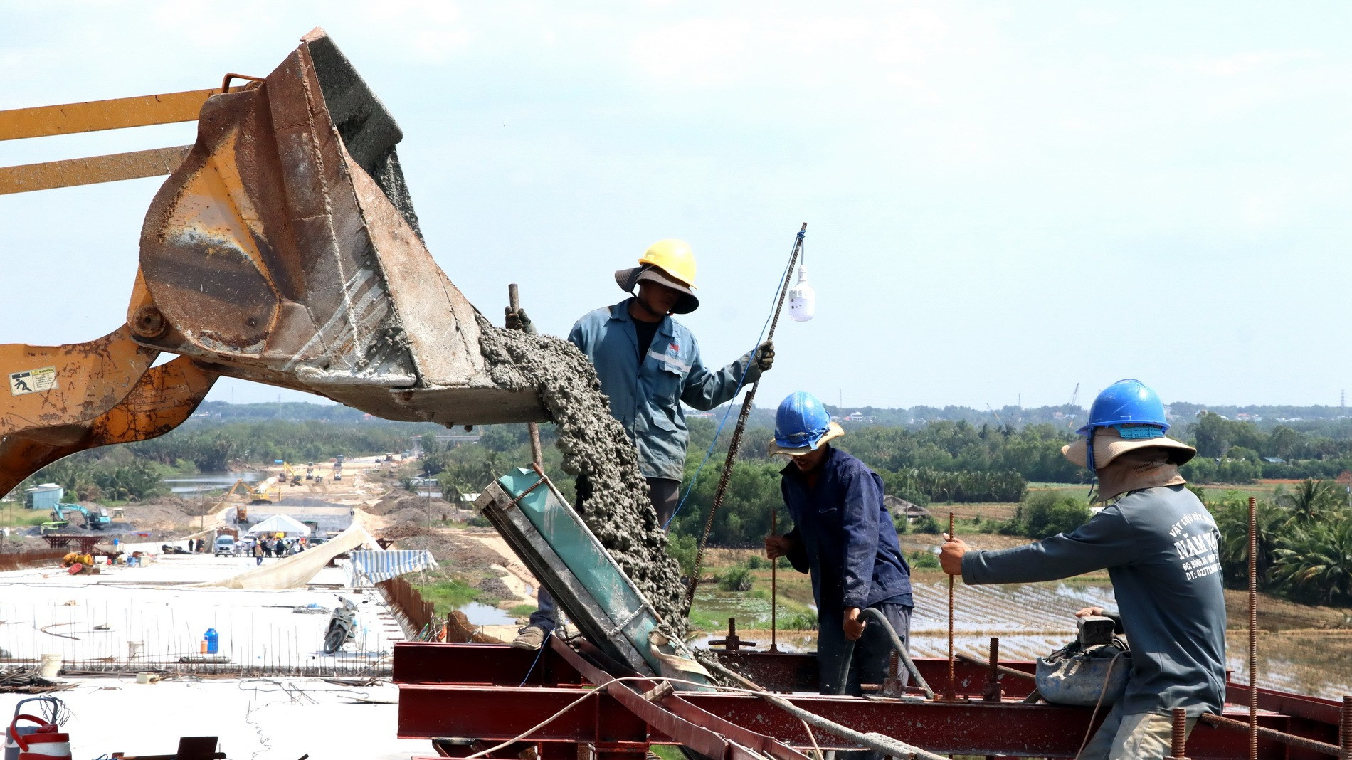 Hiện nay, các nhà thầu đang huy động tối đa nhân lực, vật lực triển khai thi công các hạng mục còn lại trên cầu Nhơn Trạch.