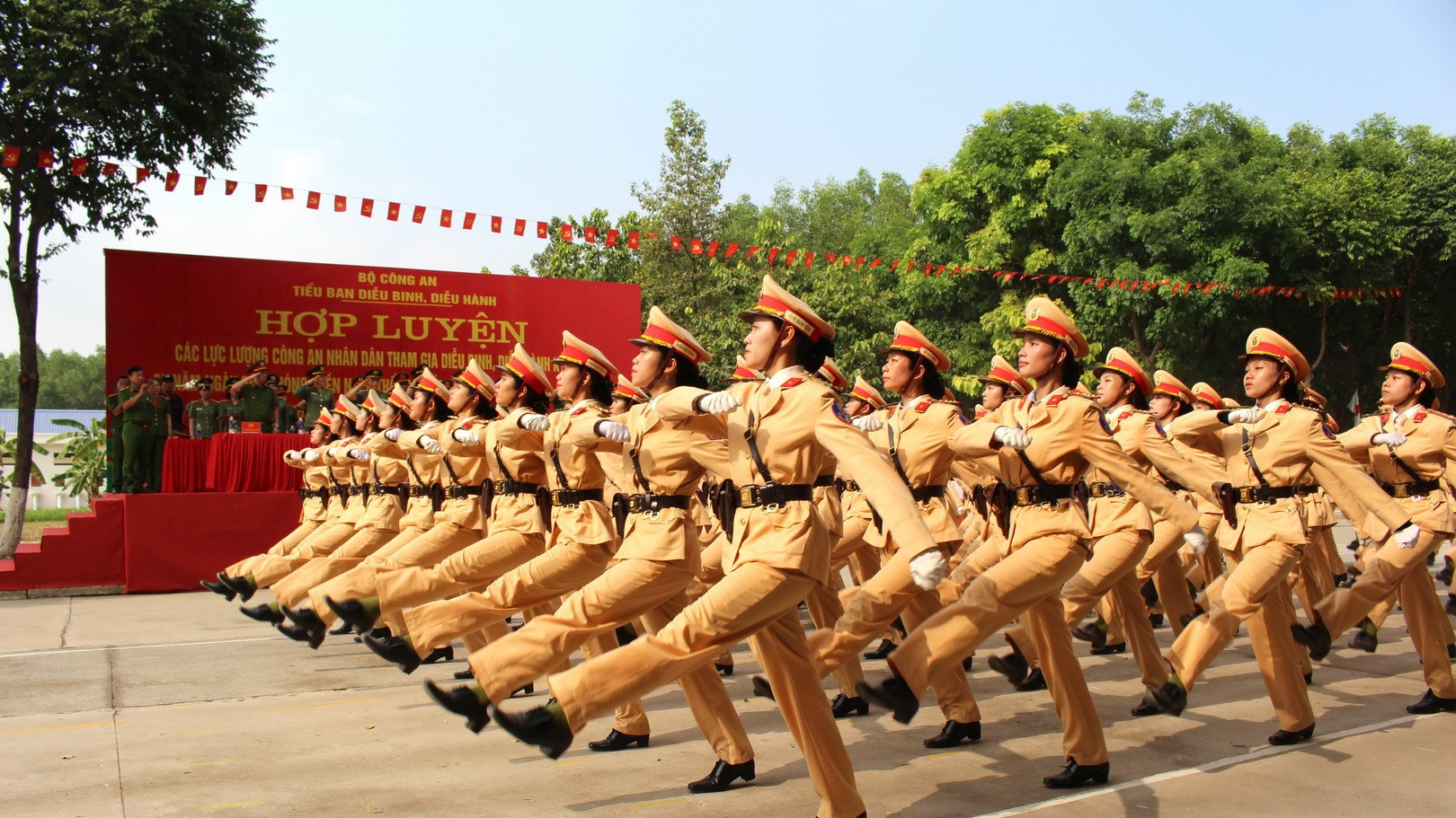 Khối nữ Cảnh sát giao thông hợp luyện.