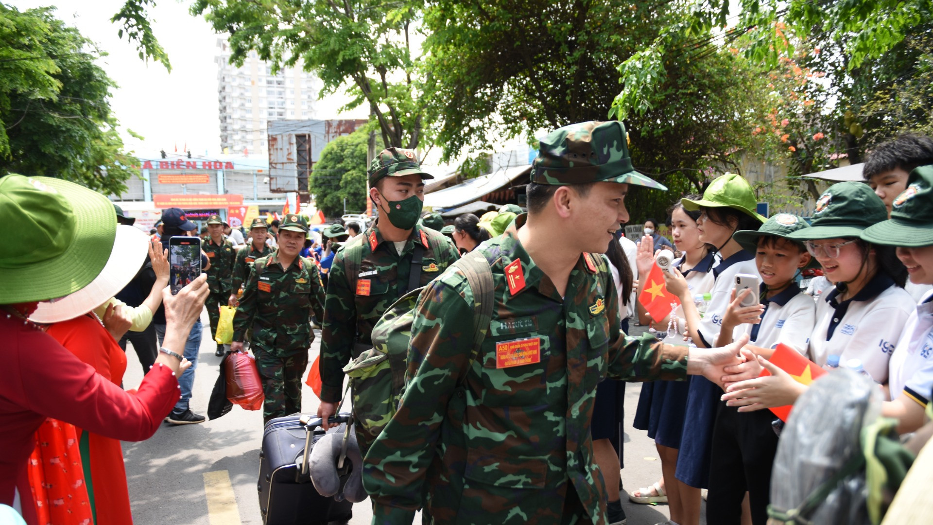 Học sinh và người dân tỉnh Đồng Nai nồng nhiệt đón tiếp lực lượng tham gia diễu binh, diễu hành.
