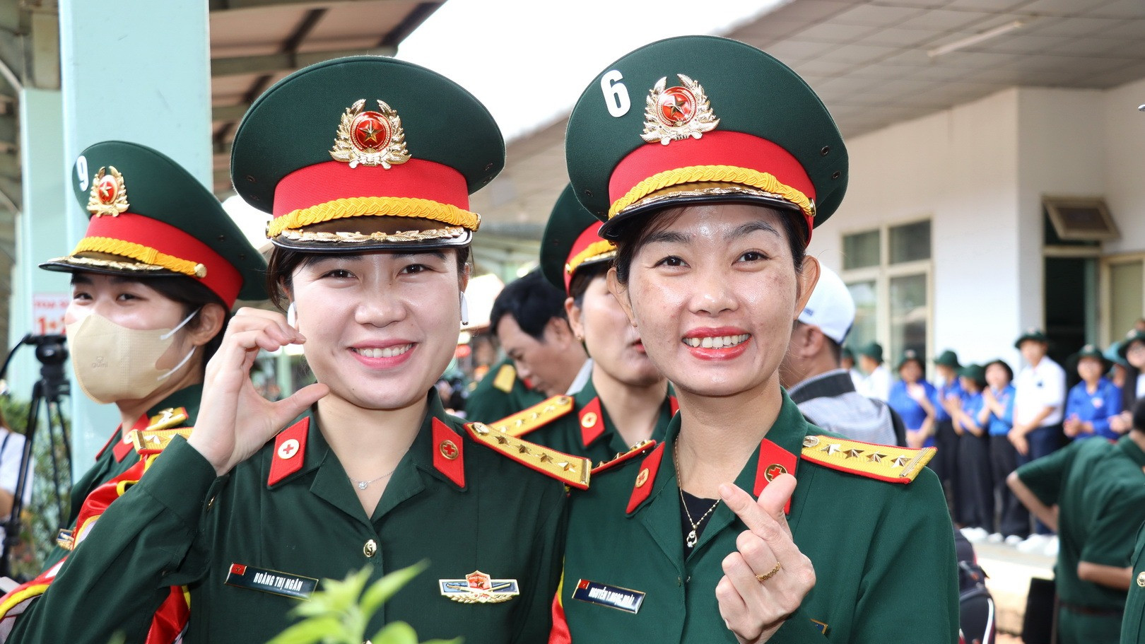 Hai nữ sĩ quan khối quân y phấn khởi khi xuống tàu.