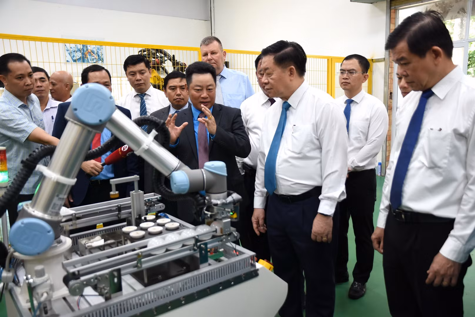 Đồng chí Nguyễn Trọng Nghĩa, Ủy viên Bộ Chính trị, Bí thư Trung ương Đảng, Trưởng Ban Tuyên giáo Trung ương, cùng các đại biểu, thăm phòng thực hành Trường cao đẳng quốc tế Lilama2.