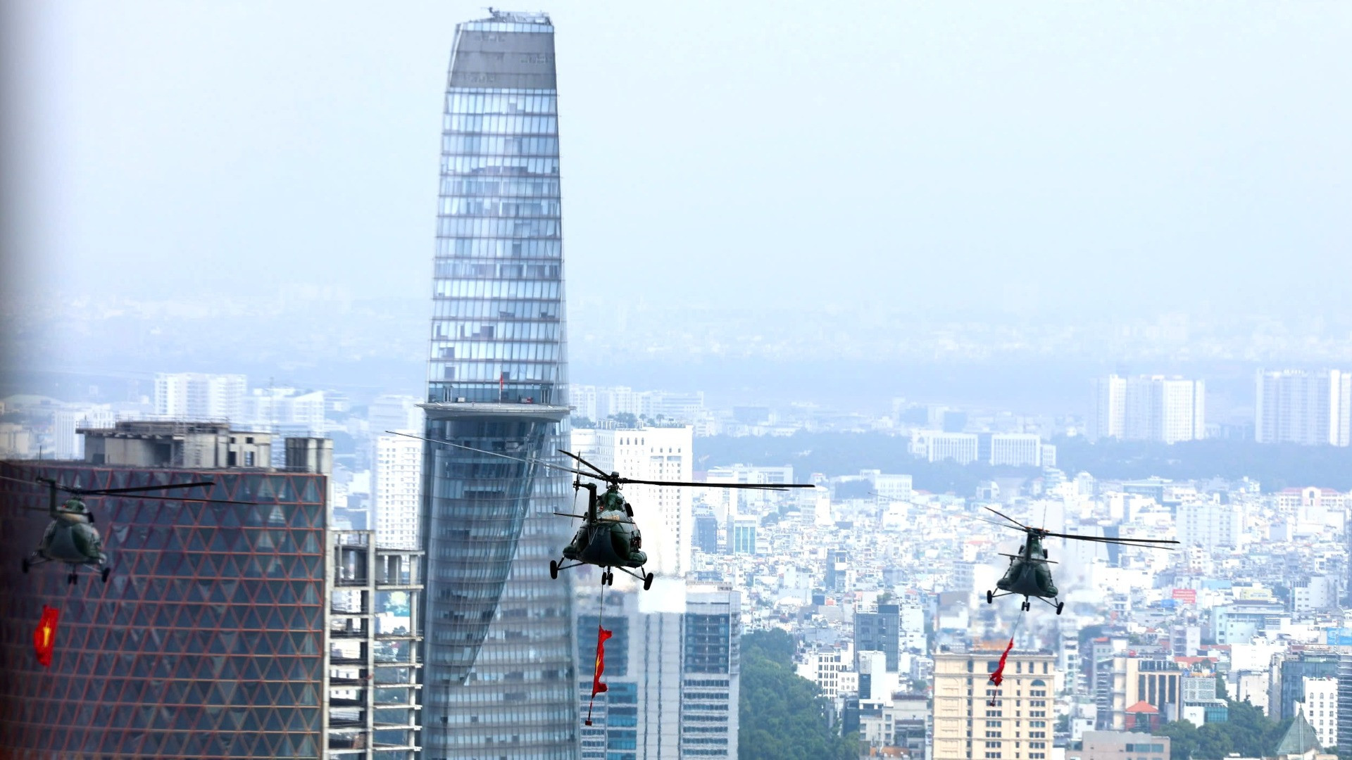 Trực thăng bay qua Tòa nhà Bitexco, Thành phố Hồ Chí Minh.