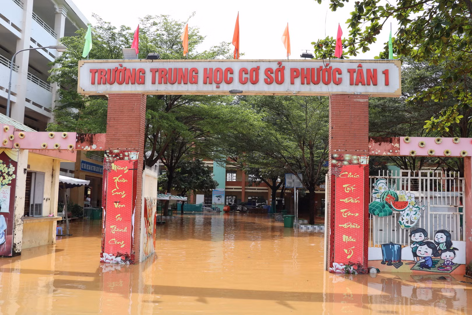 Nước lũ tràn vào trường buộc Ban Giám hiệu Trường trung học cơ sở Phước Tân 1 cho hơn 2.600 học sinh nghỉ học.