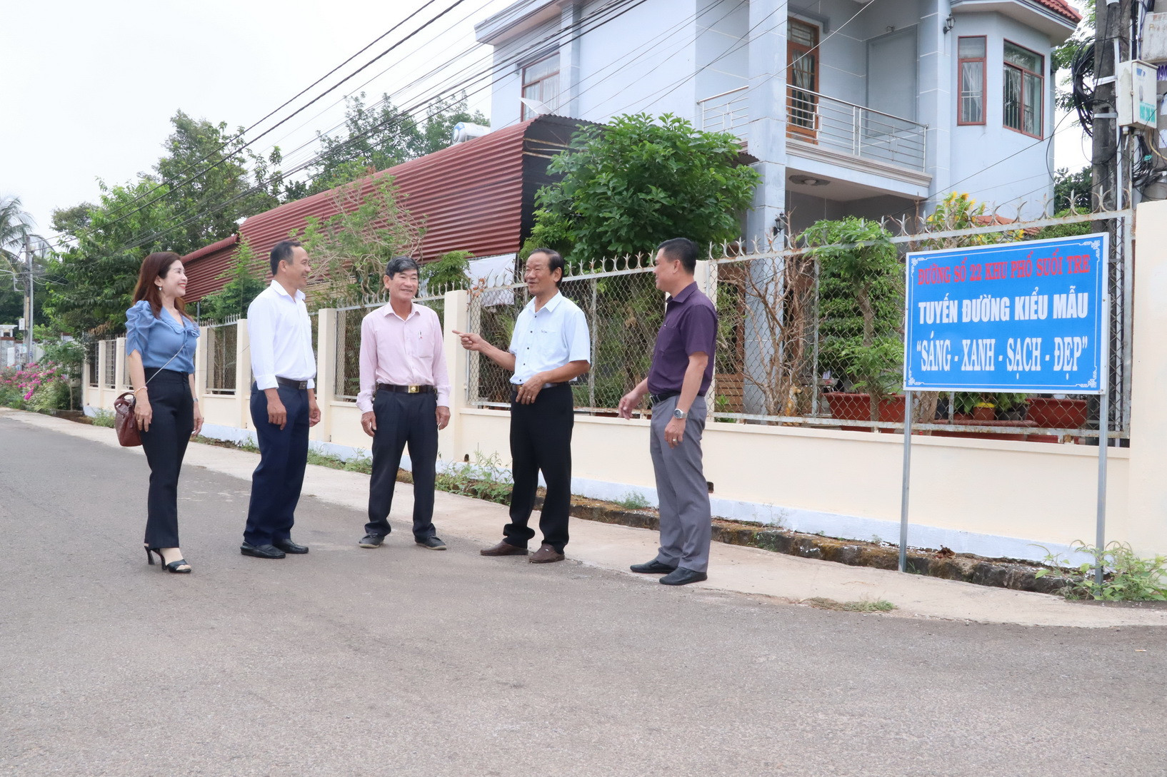 Nhiều tuyến đường, khu dân cư kiểu mẫu "sáng-xanh-sạch-đẹp” được nhân dân tự nguyện đóng góp xây dựng.