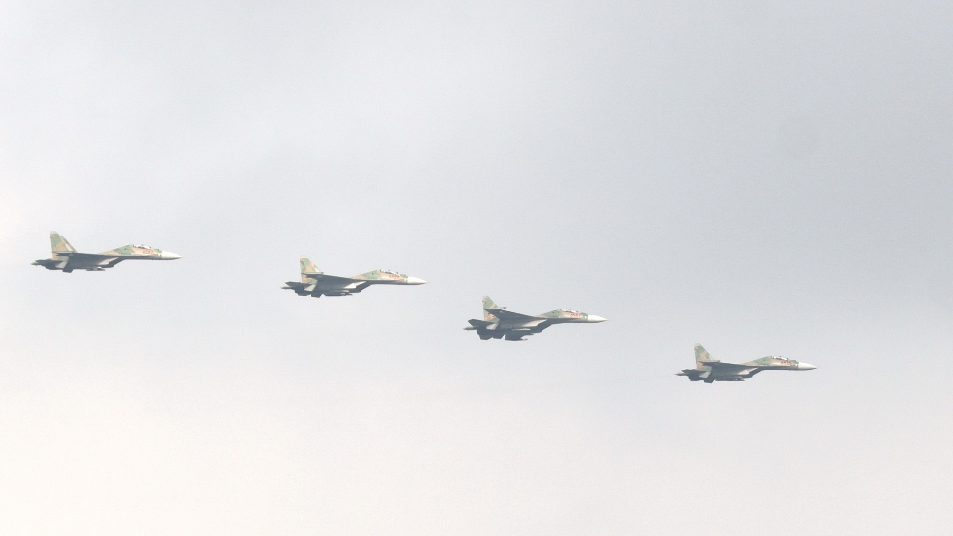 Bốn tiêm kích Su30-MK2 tham gia tổng hợp luyện.