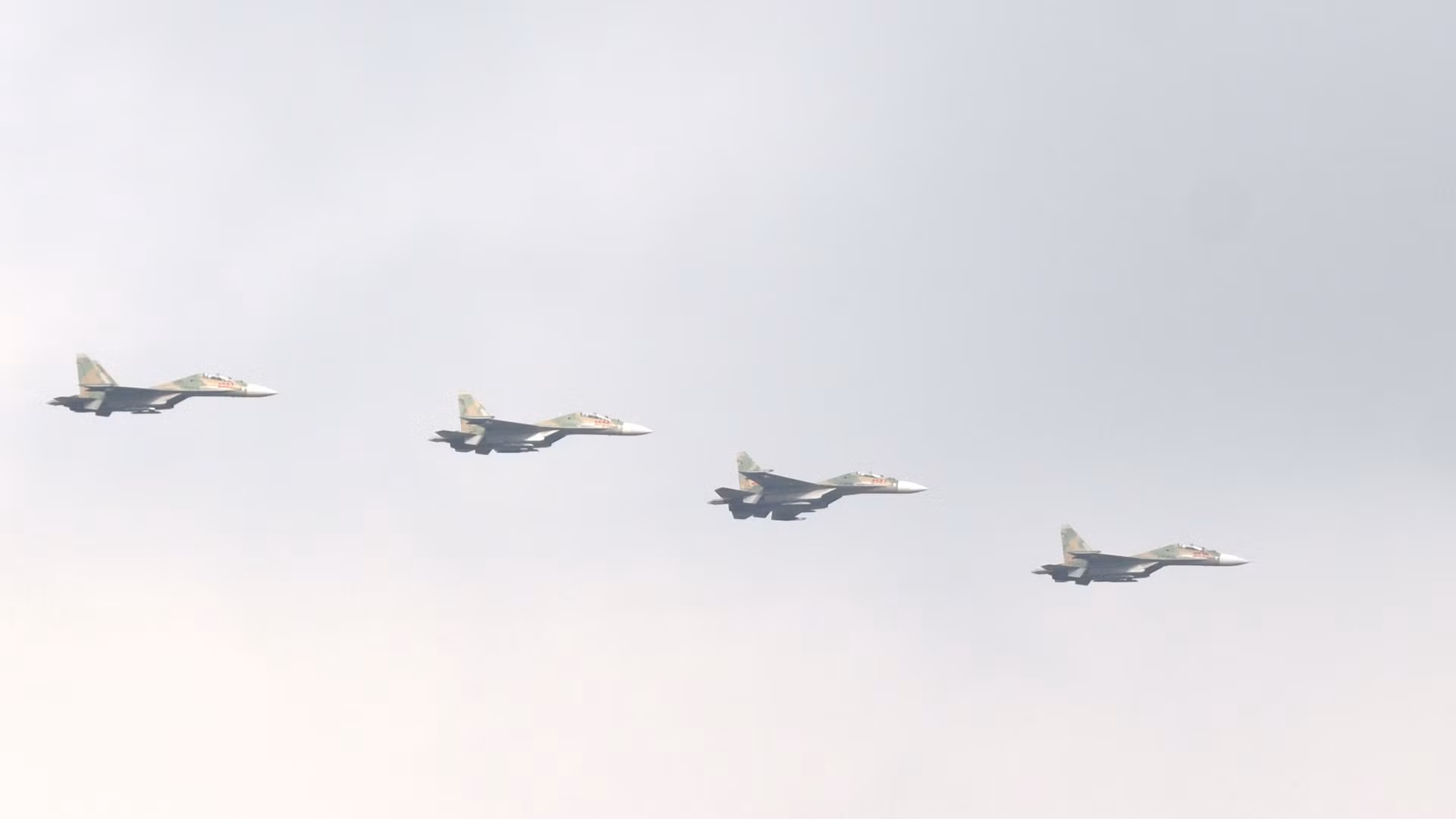 Bốn tiêm kích Su30-MK2 tham gia tổng hợp luyện.