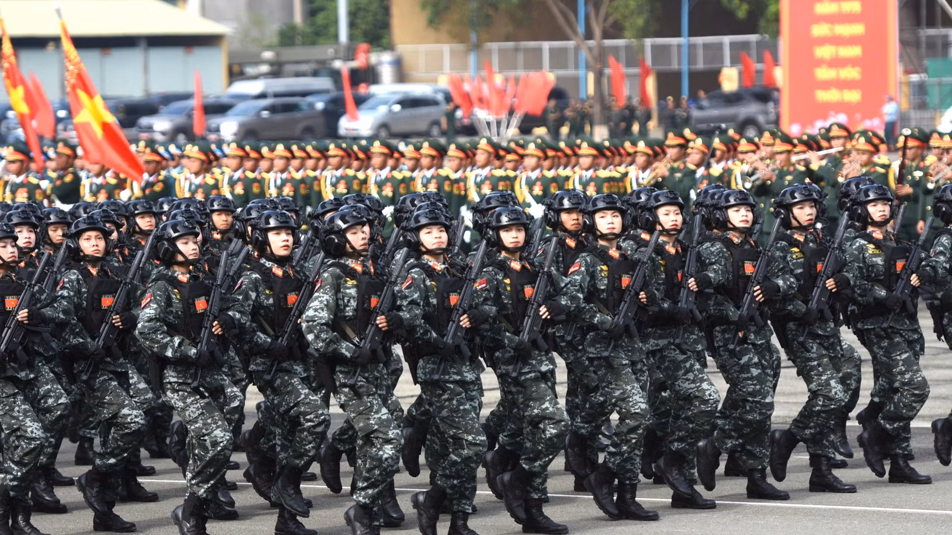 Các nữ sĩ quan trong khối cảnh sát đặc nhiệm.