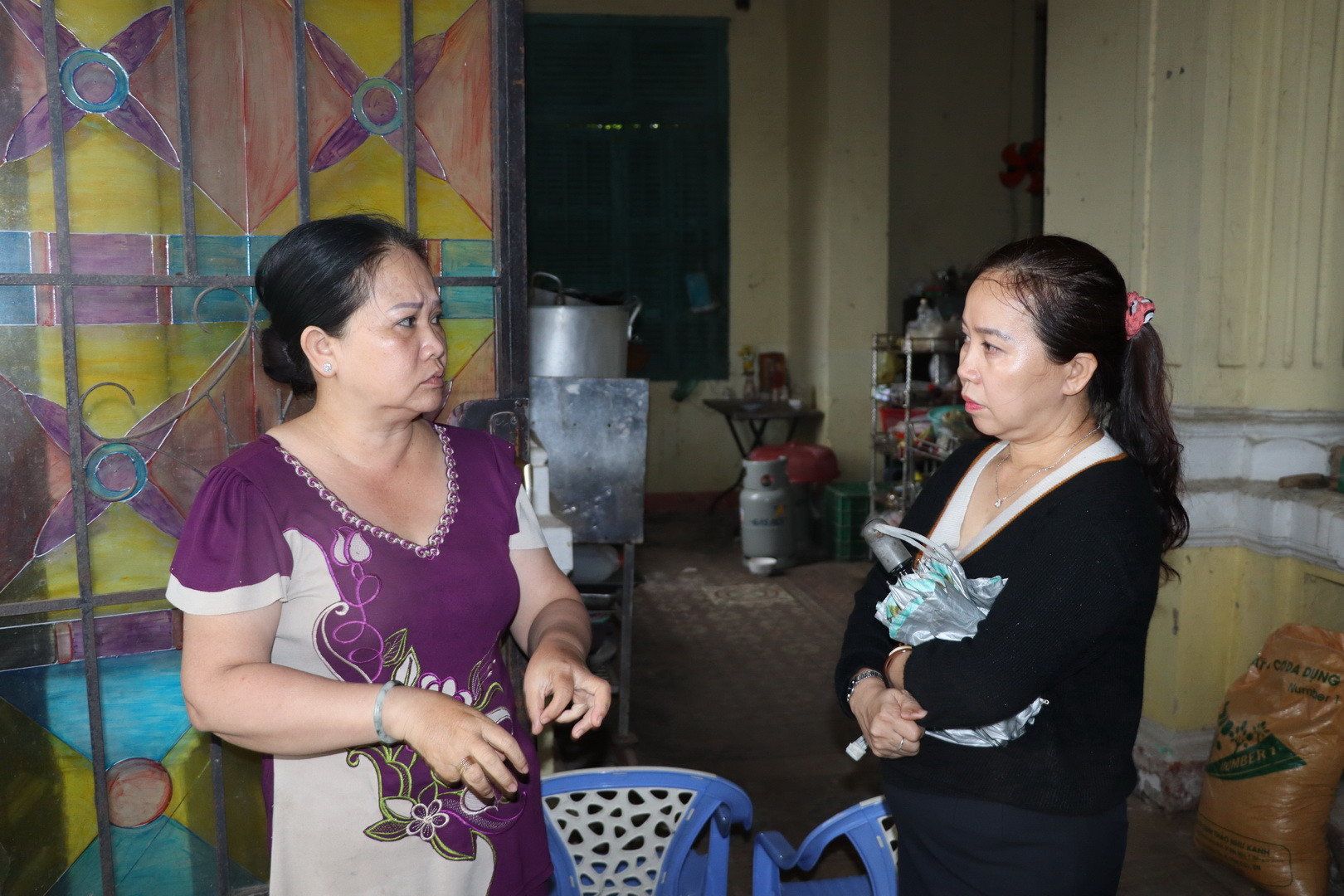 Bà Đặng Thị Linh Phương (bên trái), người sống trong ngôi biệt thự cho biết, chuyển vào sinh sống từ năm 1978 đến nay, ngôi nhà do ông cố mình xây dựng.