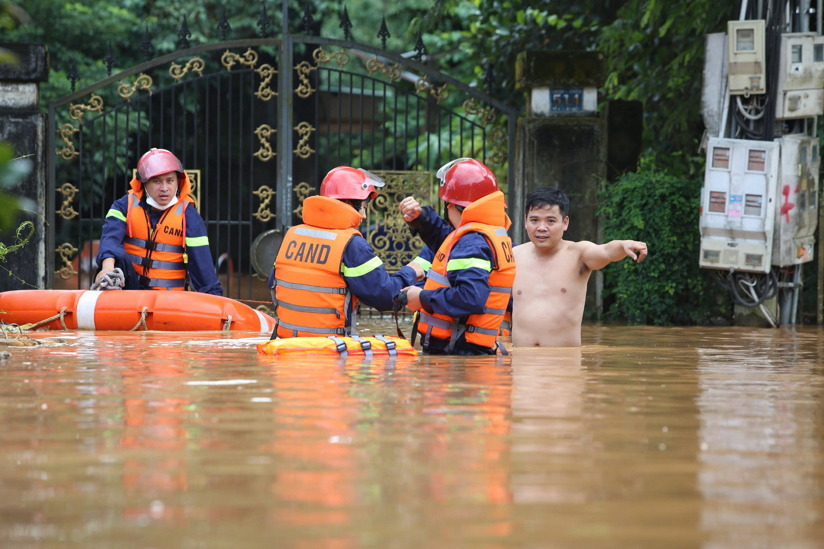 Lực lượng Công an tỉnh Đồng Nai hỗ trợ người dân khu vực bị ngập sâu ven sông Buông.