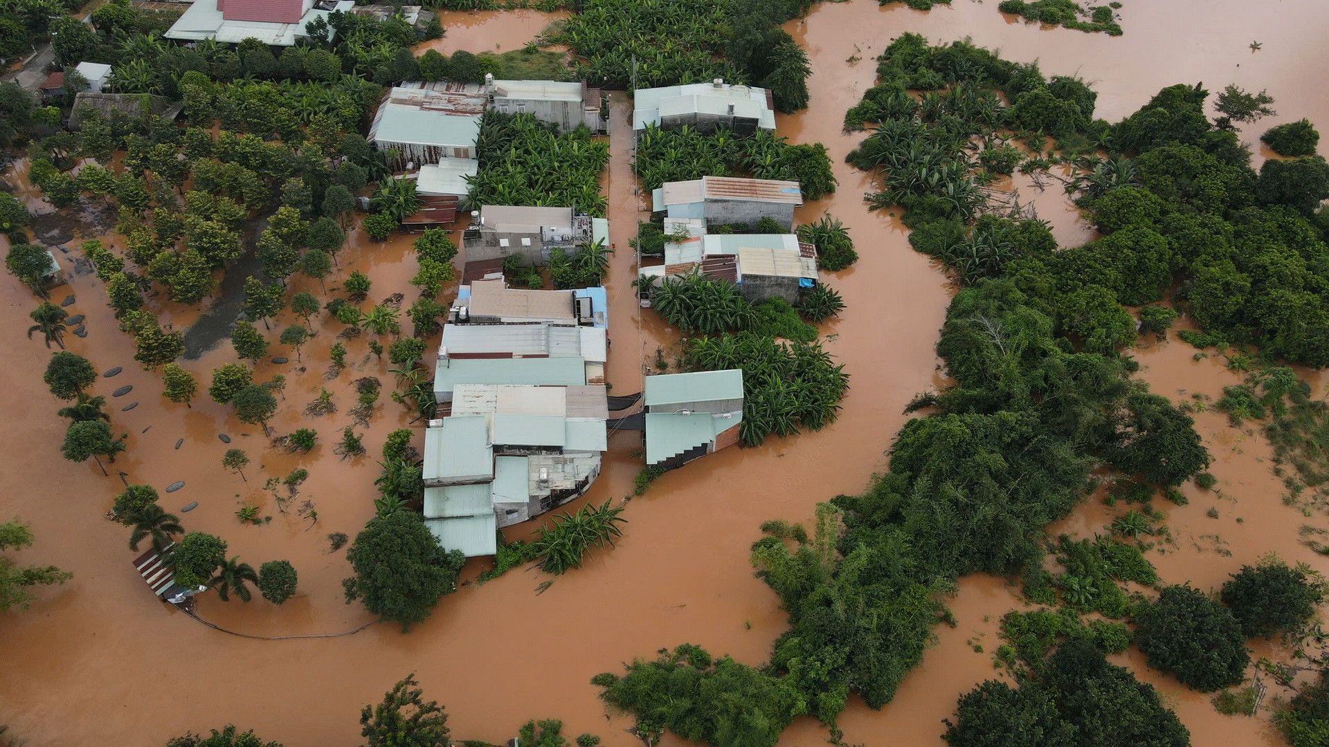 Đến 12 giờ ngày 29/10, nhiều khu vực ven sông Buông vẫn còn ngập sâu.