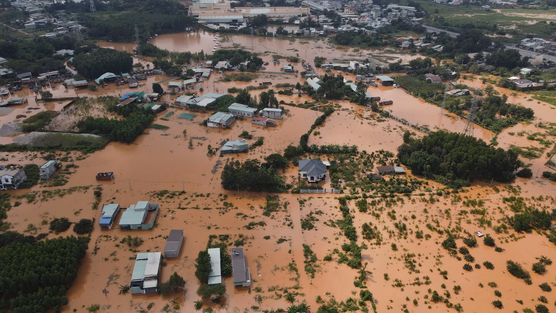 Nước sông Buông dâng cao khiến hàng nghìn hộ dân ở phường Phước Tân, thành phố Biên Hòa bị ngập sâu.