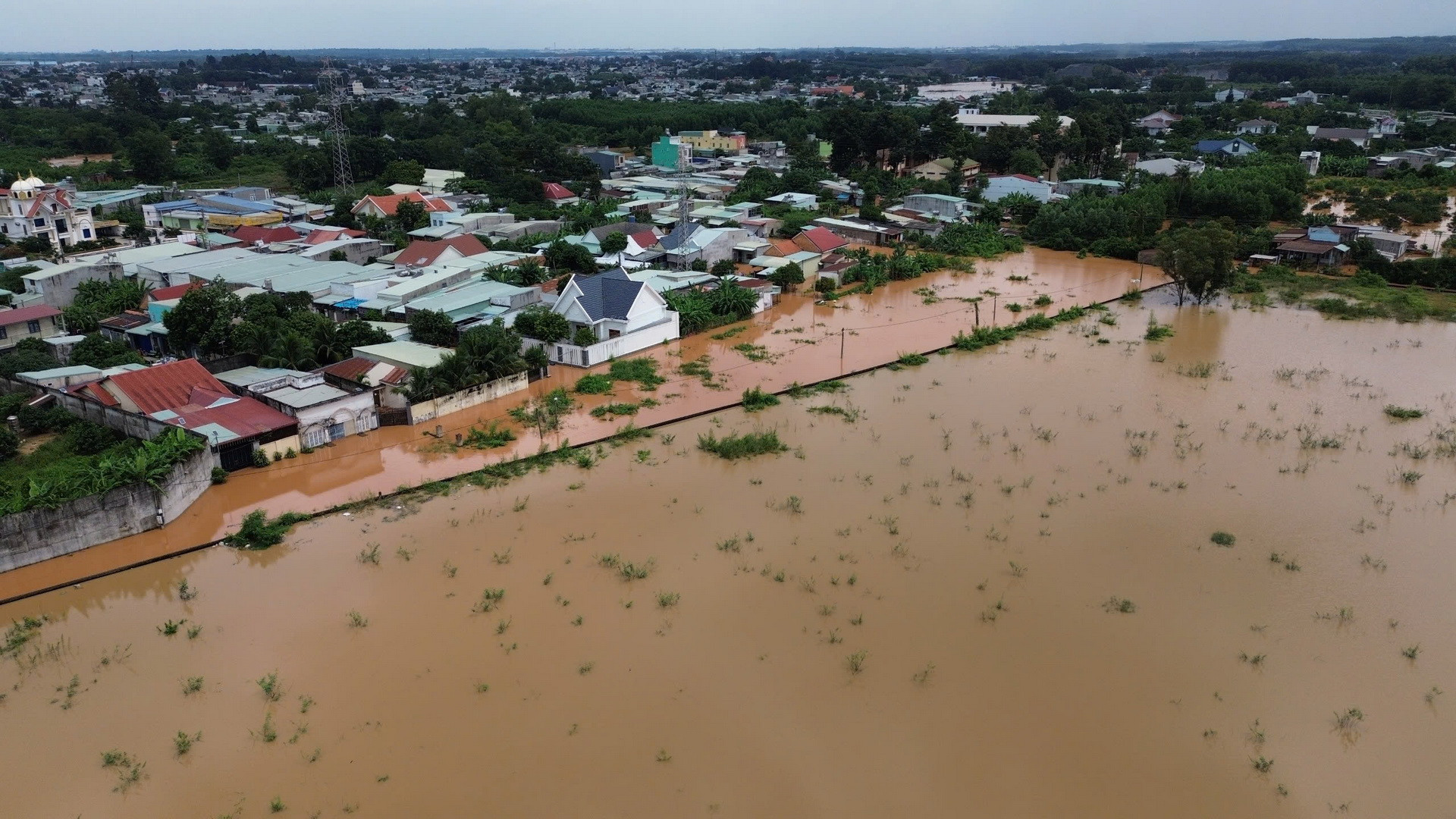 Nước lũ gây ngập tại các khu phố Tân Cang, Tân Lập, Miễu của phường Phước Tân, thành phố Biên Hòa.