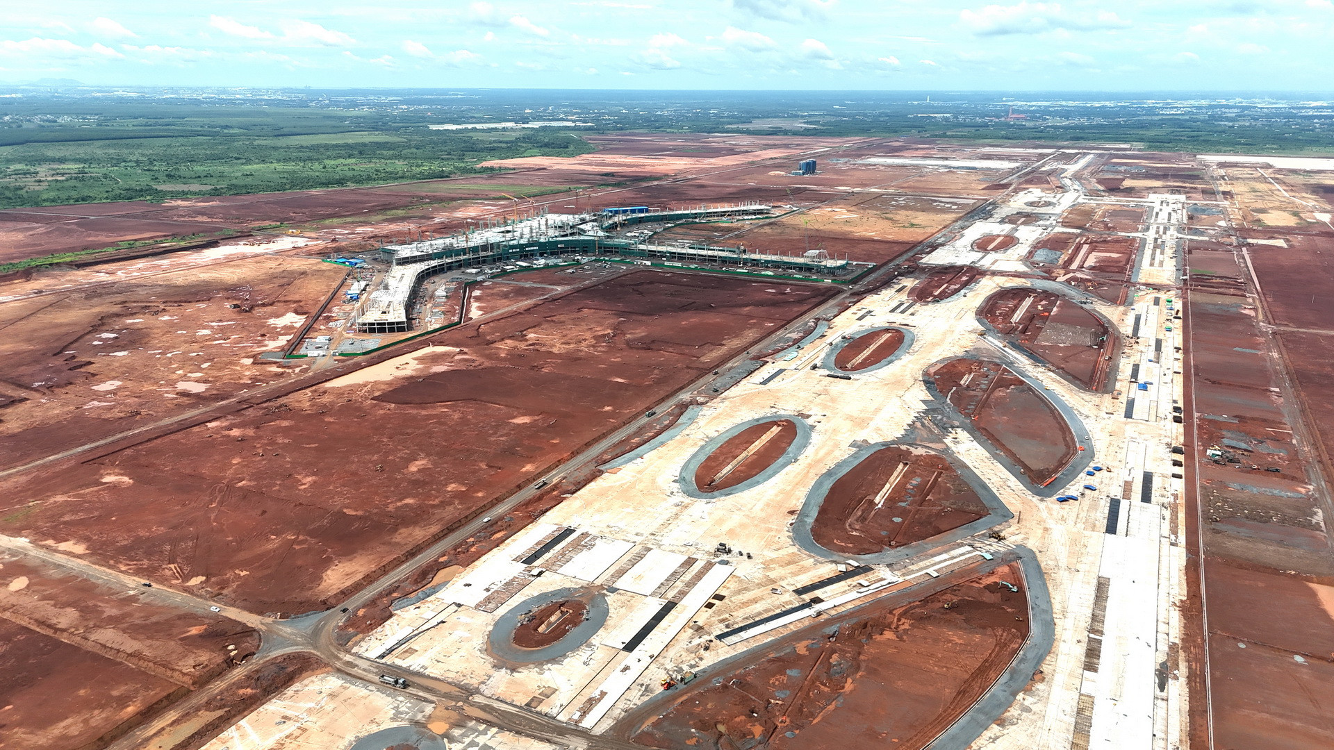 Dự kiến, gói thầu đường băng sân bay Long Thành sẽ hoàn thành vào ngày 30/4/2025, vượt tiến độ đề ra 3 tháng.