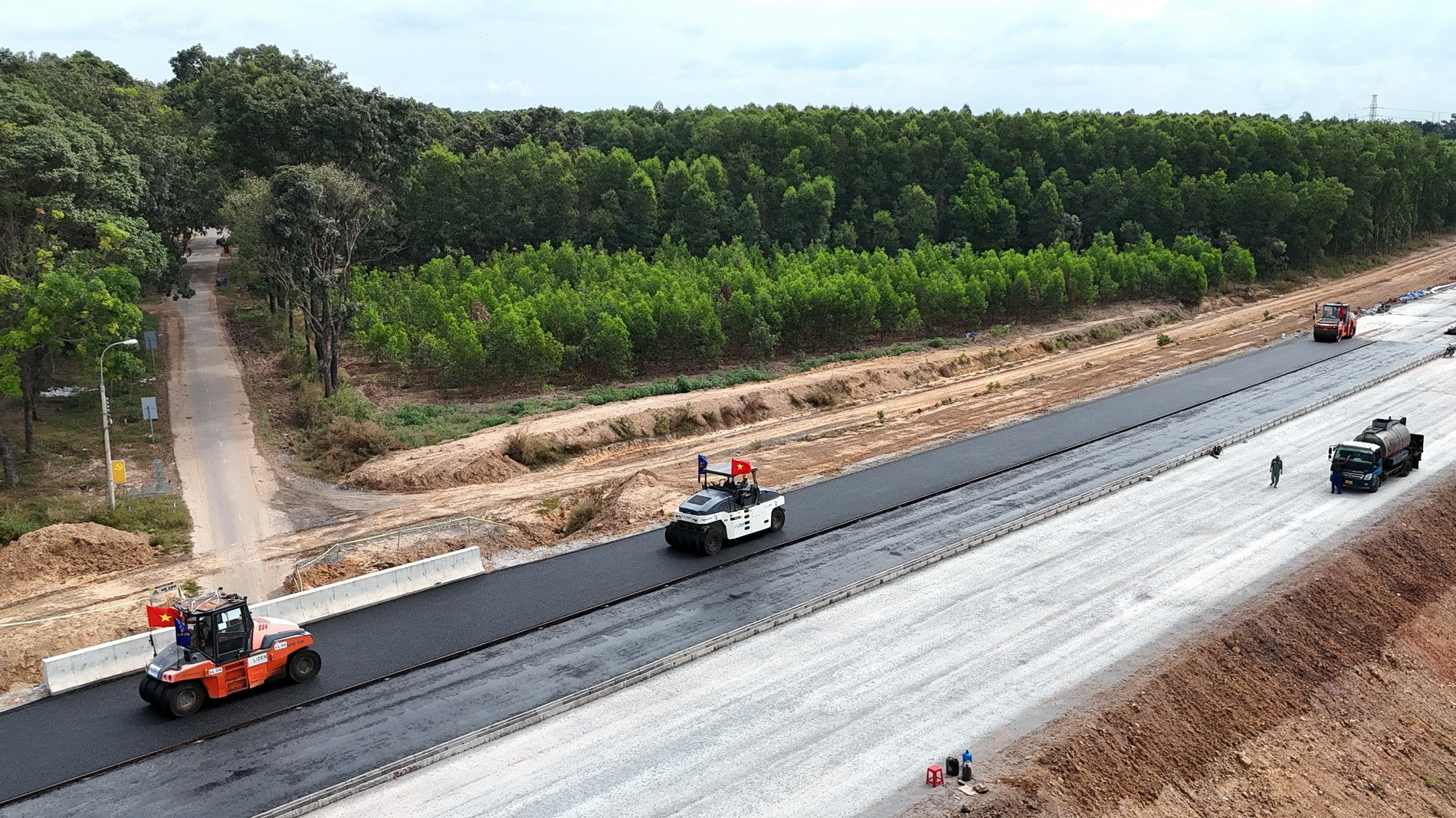 Nhiều máy móc được huy động để trải thảm bê-tông nhựa cao tốc Biên Hòa-Vũng Tàu, đoạn qua địa bàn Đồng Nai.