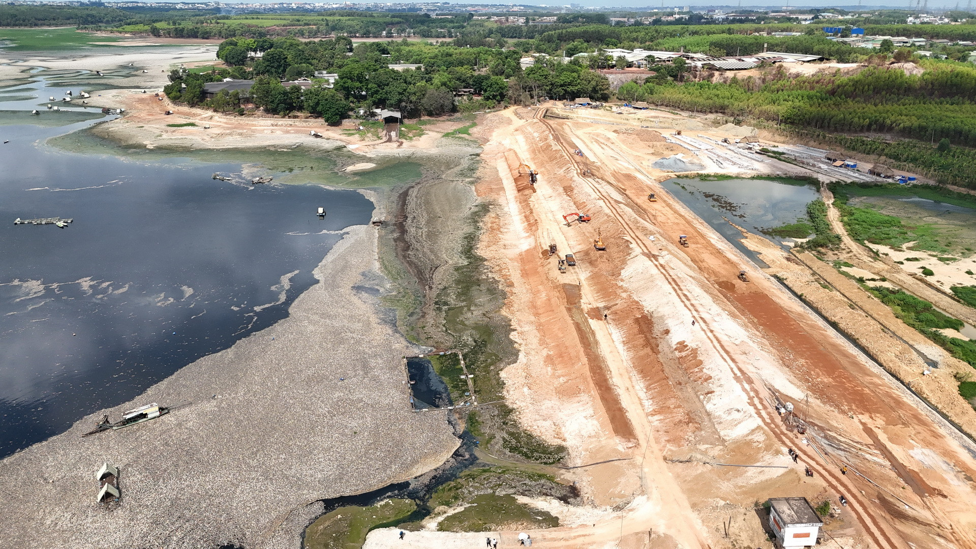 Từ đầu năm 2024, Công ty Trách nhiệm hữu hạn một thành viên khai thác công trình thủy lợi Đồng Nai thực hiện dự án cải tạo đập thủy lợi và nạo vét hồ Sông Mây. Quá trình thi công xả nước và thời tiết khô hạn khiến cá chết hàng loạt.