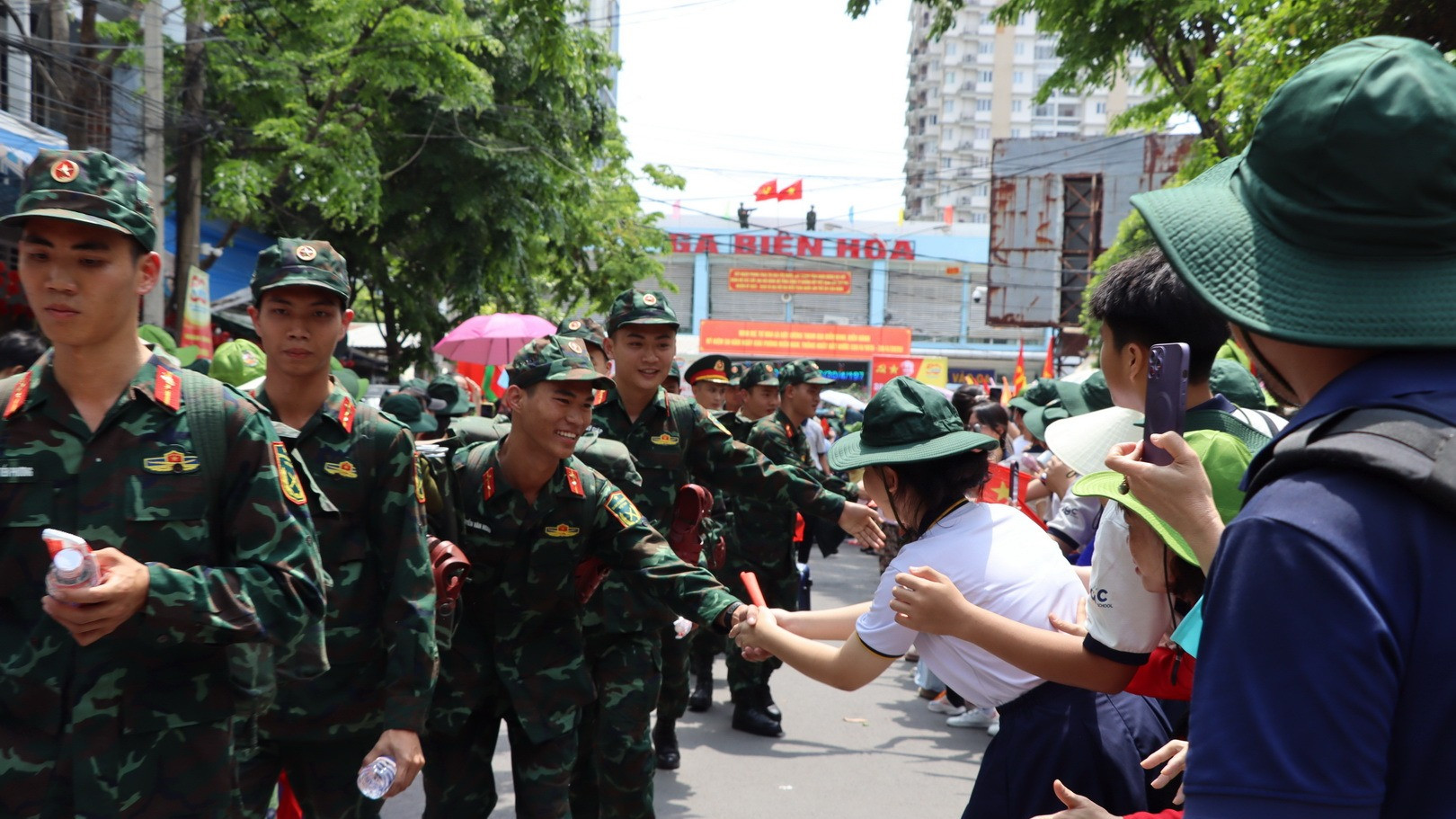 Học sinh tỉnh Đồng Nai với sĩ quan Binh chủng Tăng thiết giáp.
