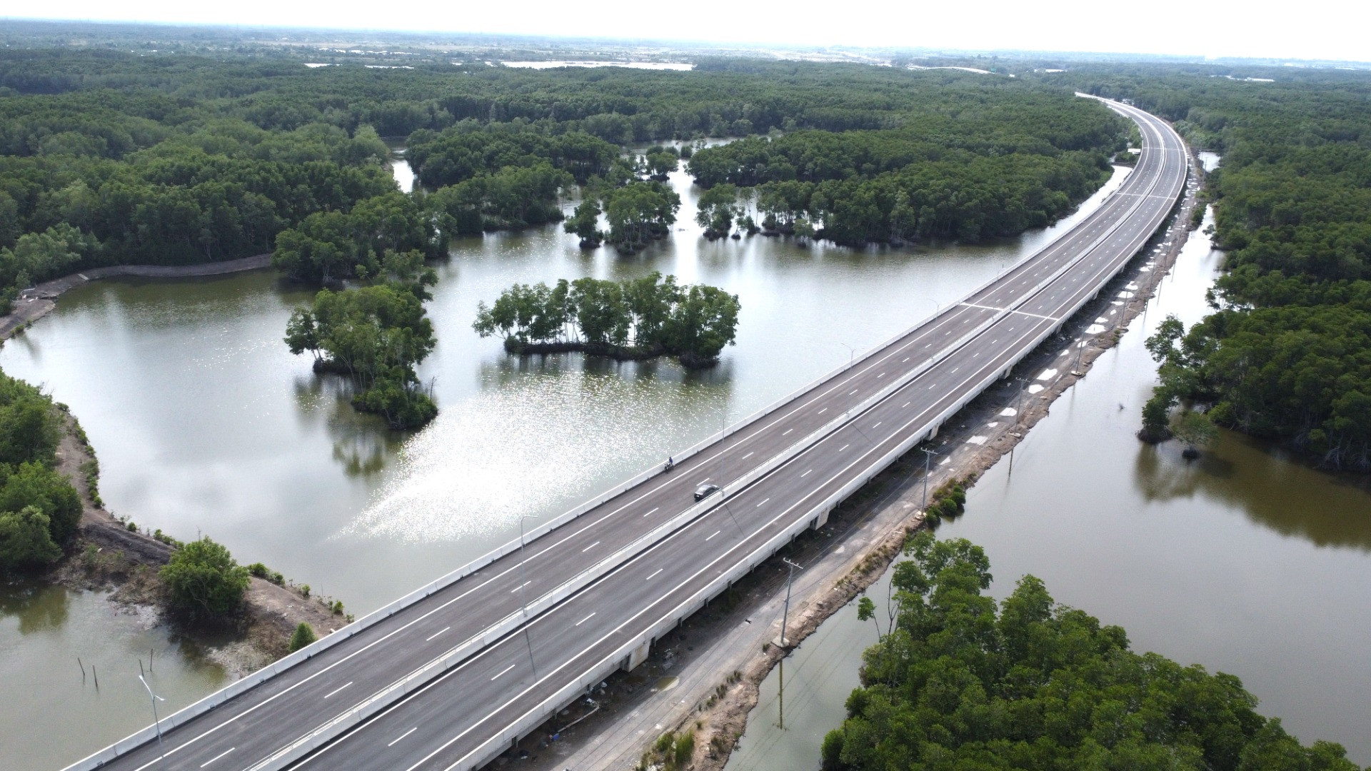 Theo kế hoạch, đoạn phía tây (từ Km 3+420 đến Km 21+739,5) và đoạn phía đông (từ Km 35+900 đến Km 50+530) dự kiến hoàn thành thi công trước ngày 30/4/2025.