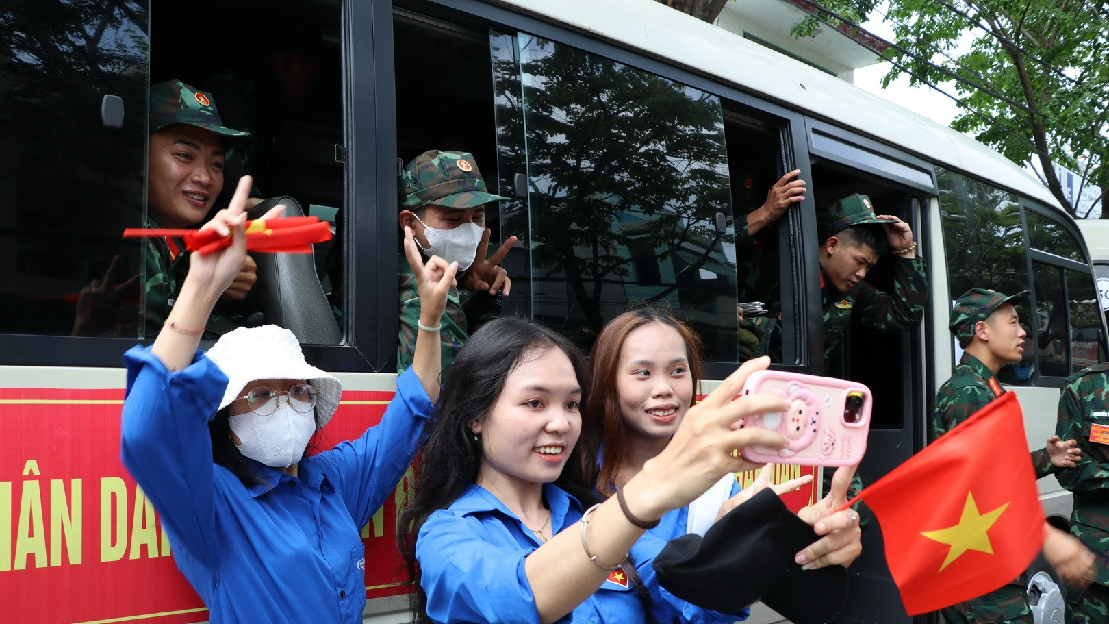 Đoàn viên thanh niên lưu lại khoảnh khắc cùng lực lượng tham gia diễu binh, diễu hành.