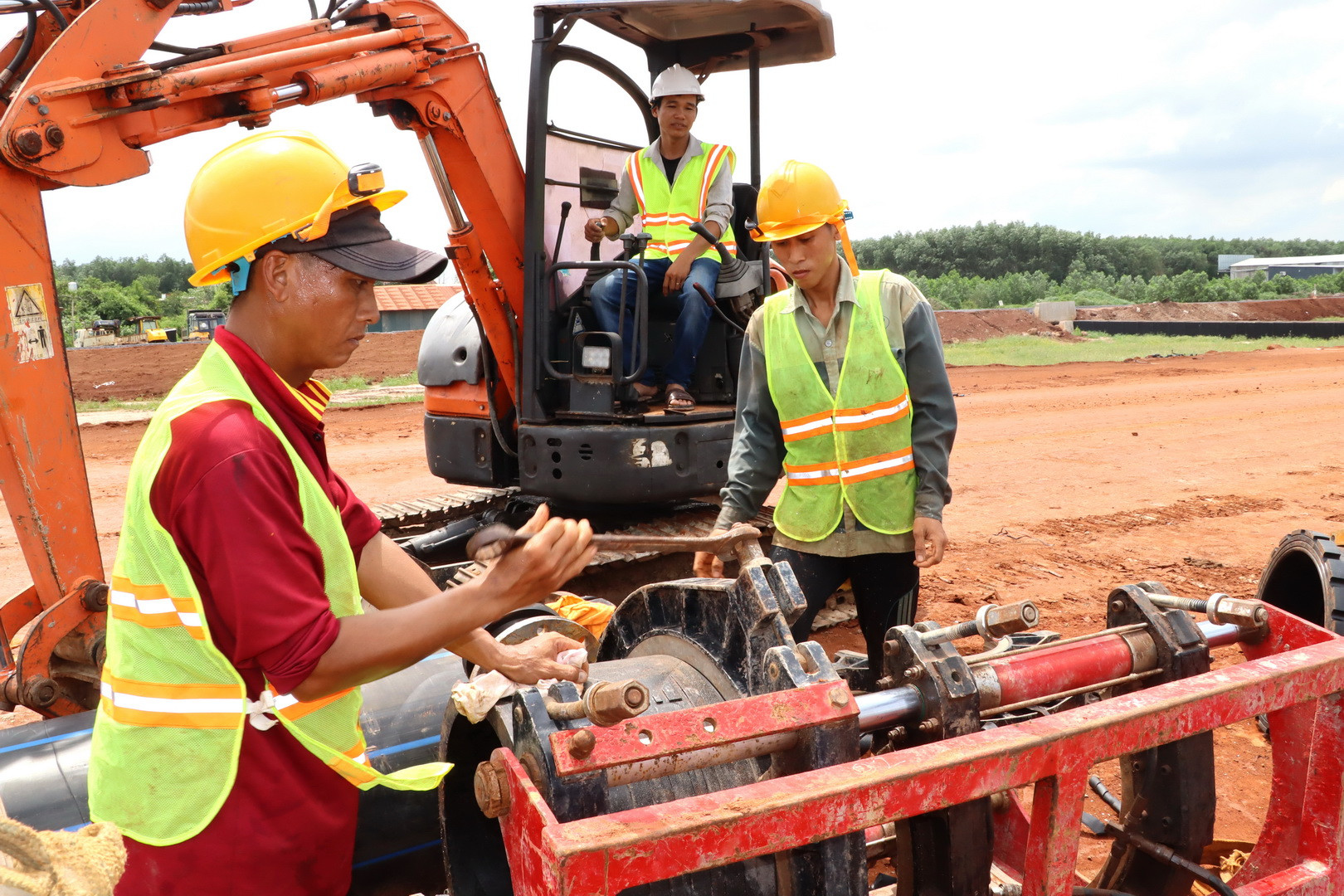 Công nhân hàn đấu nối các ống nước phục vụ thi công tuyến ống vào sân bay quốc tế Long Thành.