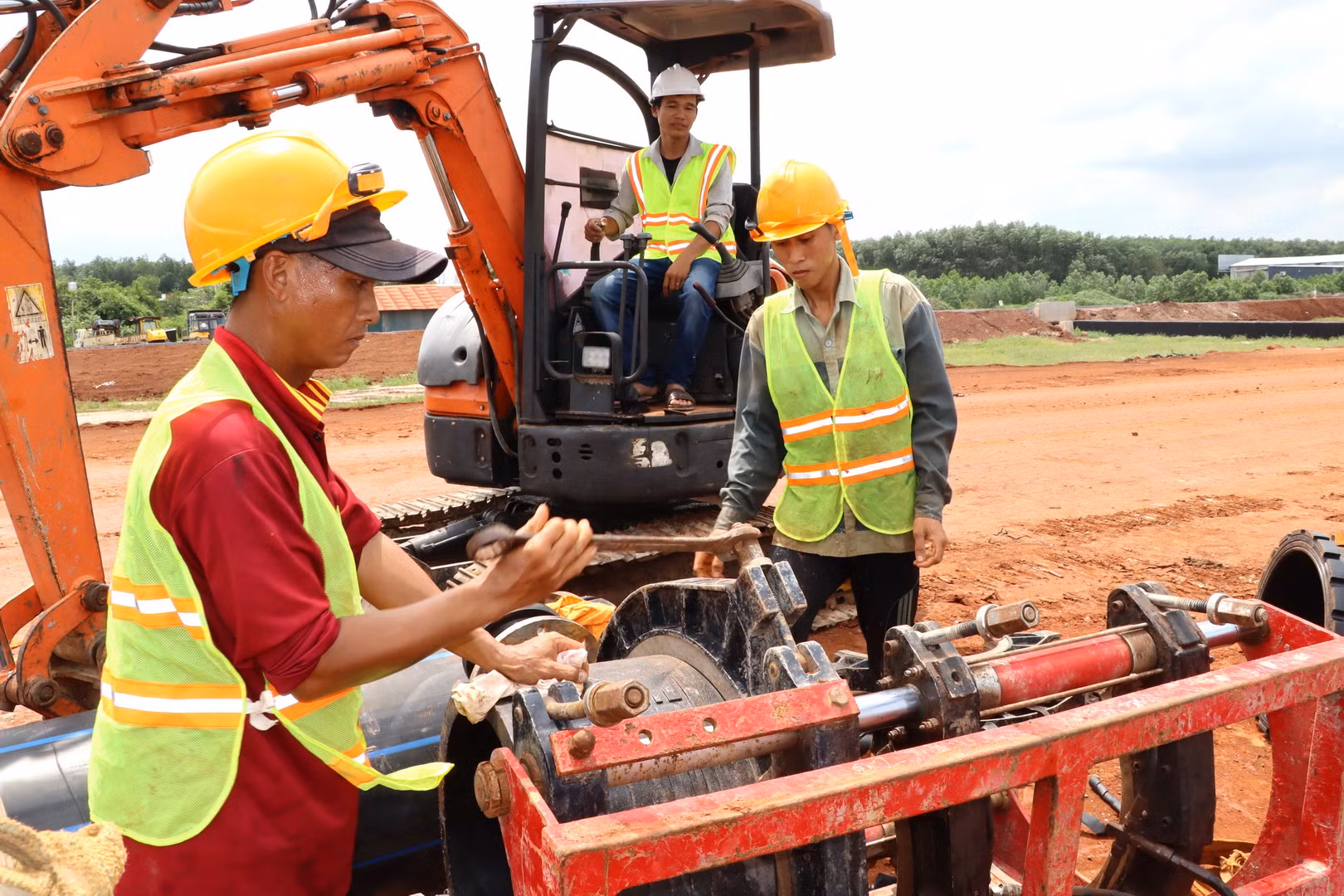 Công nhân hàn đấu nối các ống nước phục vụ thi công tuyến ống vào sân bay quốc tế Long Thành.