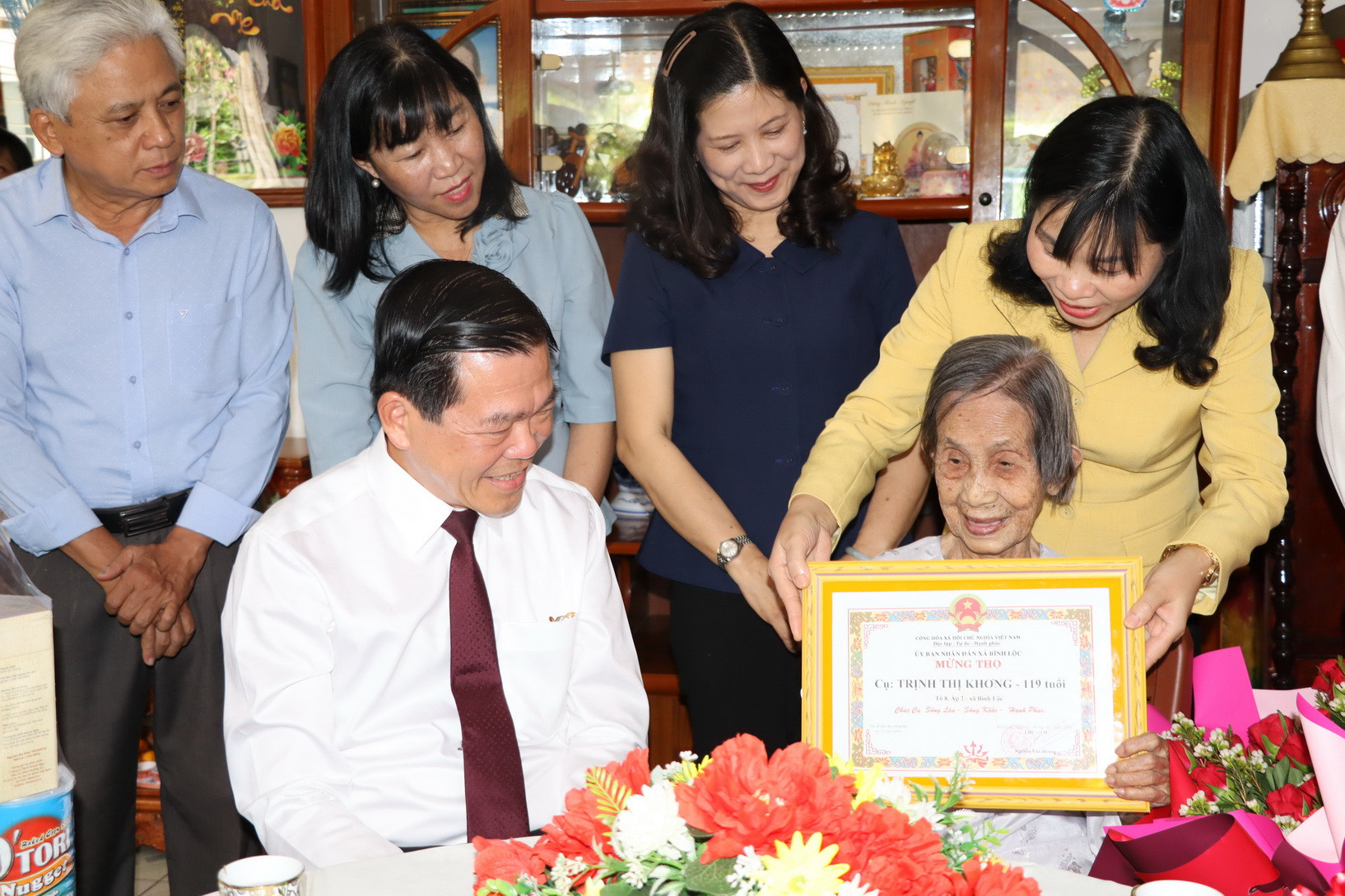 Long Khánh cũng là địa phương có tỷ lệ người cao tuổi cao nhất tỉnh Đồng Nai. Hiện, có 16 cụ trên 100 tuổi, trong đó cụ bà Trịnh Thị Khơng cao nhất với 119 tuổi.