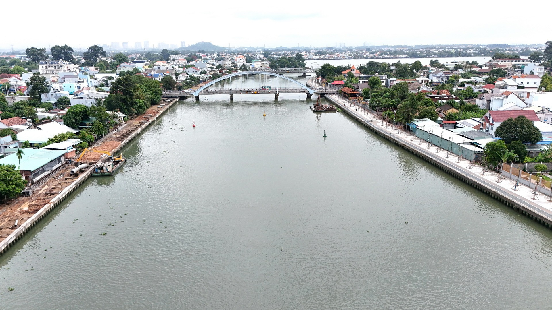 Ba dự án gia cố bờ kè, chống sạt lở bờ sông Đồng Nai khác cũng đang được gấp rút thi công.