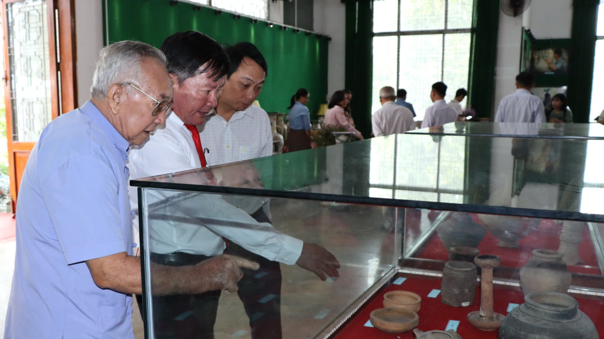 Triển lãm thu hút nhiều nhà nghiên cứu, sưu tập gốm Biên Hòa xưa và du khách. Triển lãm thu hút nhiều nhà nghiên cứu, sưu tập gốm Biên Hòa xưa và du khách.