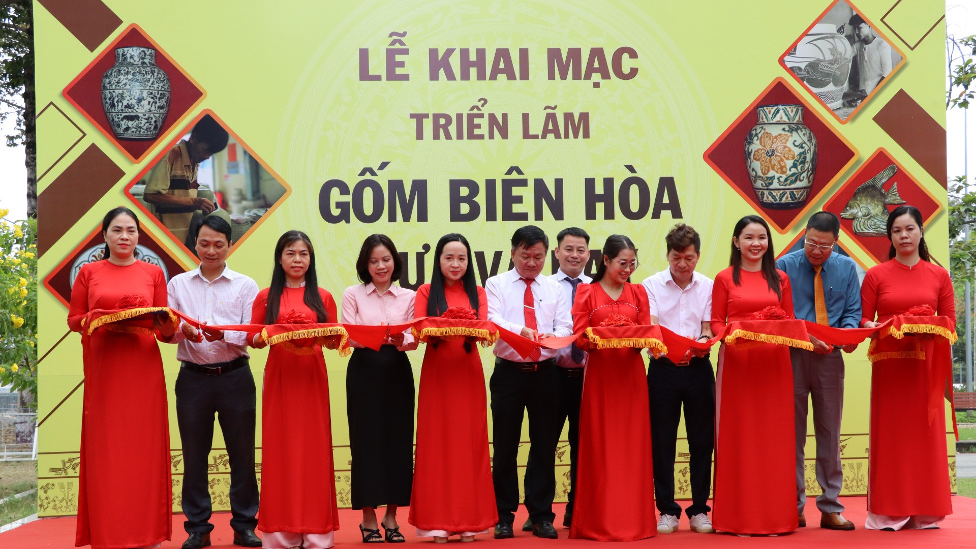 Các đại biểu cắt băng khai mạc triển lãm gốm Biên Hòa xưa và nay. Các đại biểu cắt băng khai mạc triển lãm gốm Biên Hòa xưa và nay.