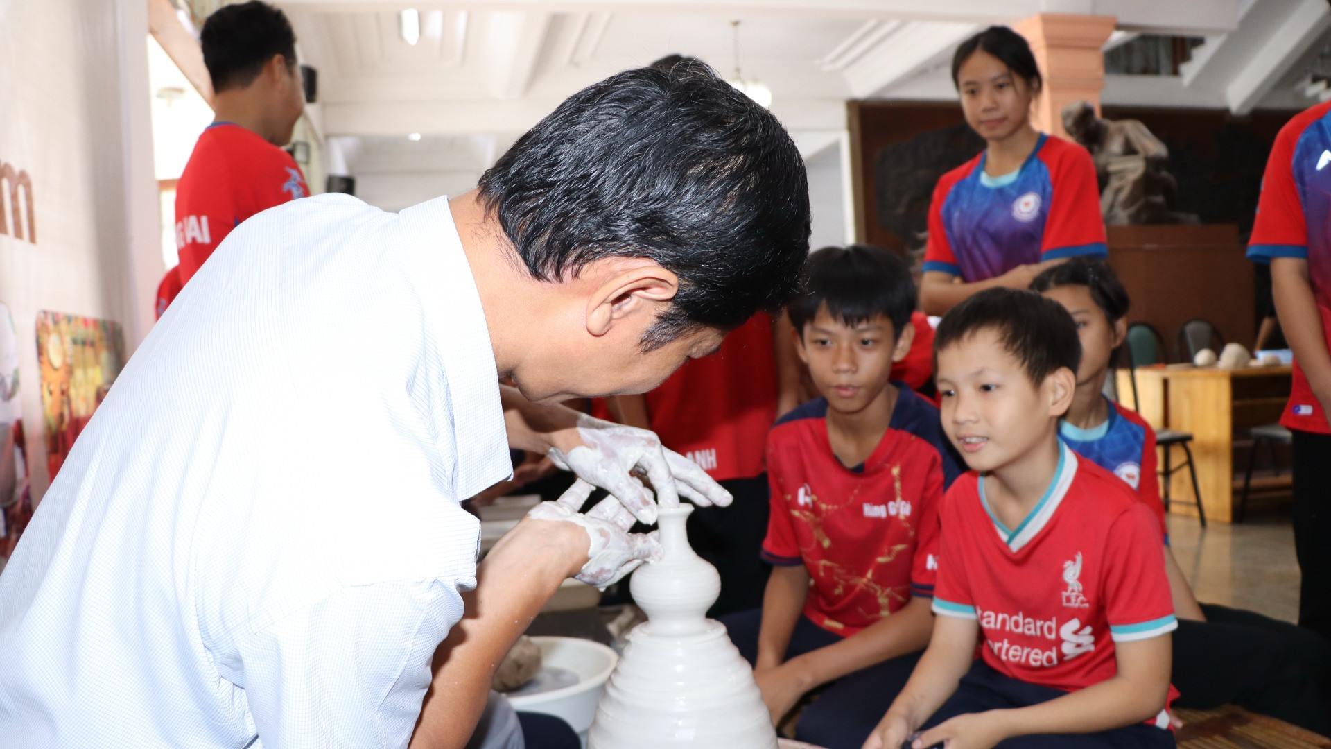 Triển lãm mang đến không gian trải nghiệm nghề làm gốm. Các thầy cô giáo Khoa Gốm, Trường cao đẳng Mỹ thuật Trang trí Đồng Nai và các nghệ nhân hướng dẫn khách tham quan trải nghiệm cách làm gốm từ những thao tác cơ bản nhất, để họ có thể tự tay sáng tạo ra những sản phẩm gốm yêu thích. Triển lãm mang đến không gian trải nghiệm nghề làm gốm. Các thầy cô giáo Khoa Gốm, Trường cao đẳng Mỹ thuật Trang trí Đồng Nai và các nghệ nhân hướng dẫn khách tham quan trải nghiệm cách làm gốm từ những thao tác cơ bản nhất, để họ có thể tự tay sáng tạo ra những sản phẩm gốm yêu thích.