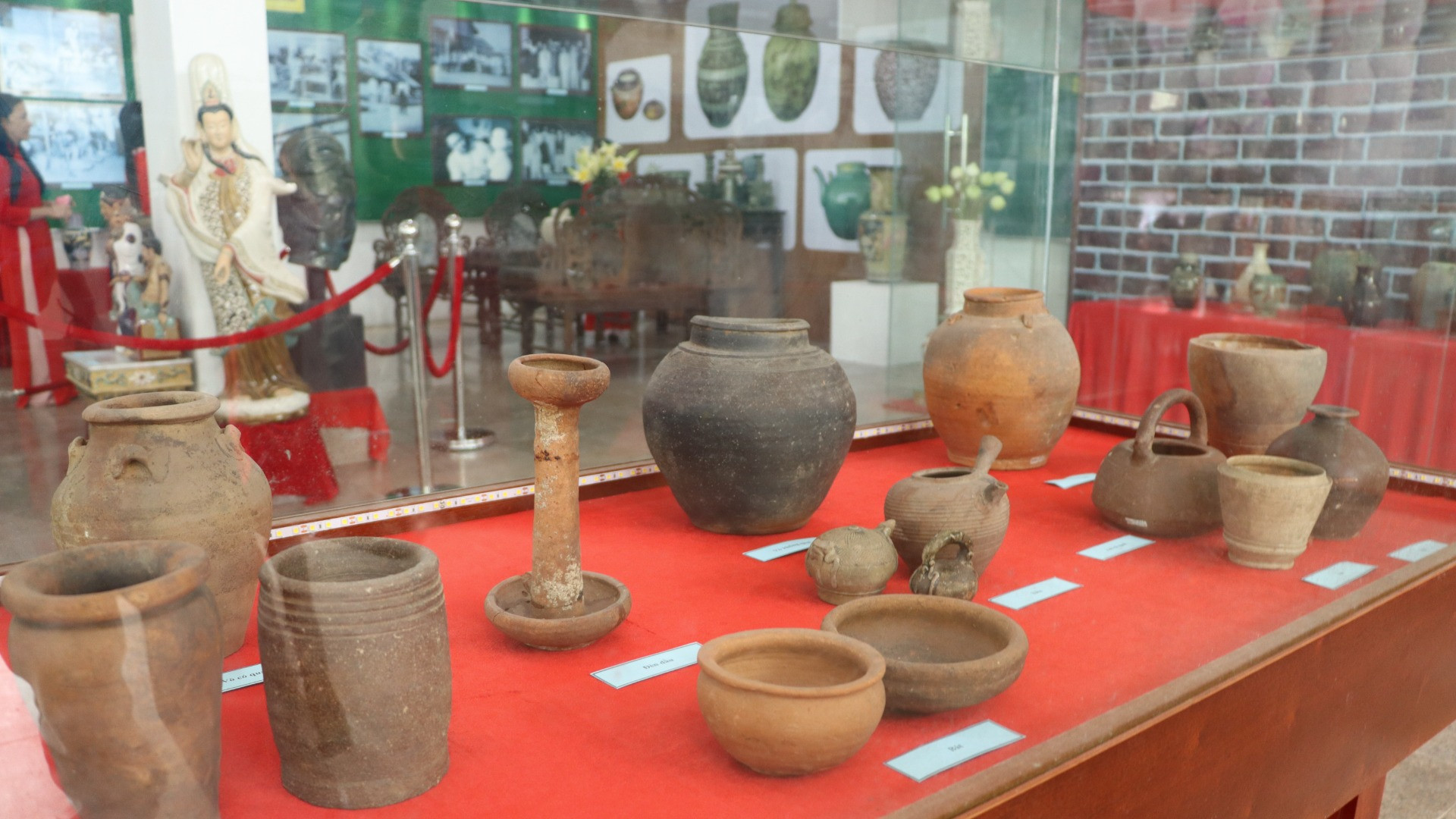 Vùng đất Biên Hòa-Đồng Nai hơn 325 năm hình thành và phát triển, nhưng trong dòng chảy lịch sử, khảo cổ học đã chứng minh từ thời Tiền sử cách nay hơn 4.000 năm con người cổ sinh sống trên mảnh đất này và đã biết chế tạo và sử dụng đồ gốm. Vùng đất Biên Hòa-Đồng Nai hơn 325 năm hình thành và phát triển, nhưng trong dòng chảy lịch sử, khảo cổ học đã chứng minh từ thời Tiền sử cách nay hơn 4.000 năm con người cổ sinh sống trên mảnh đất này và đã biết chế tạo và sử dụng đồ gốm.